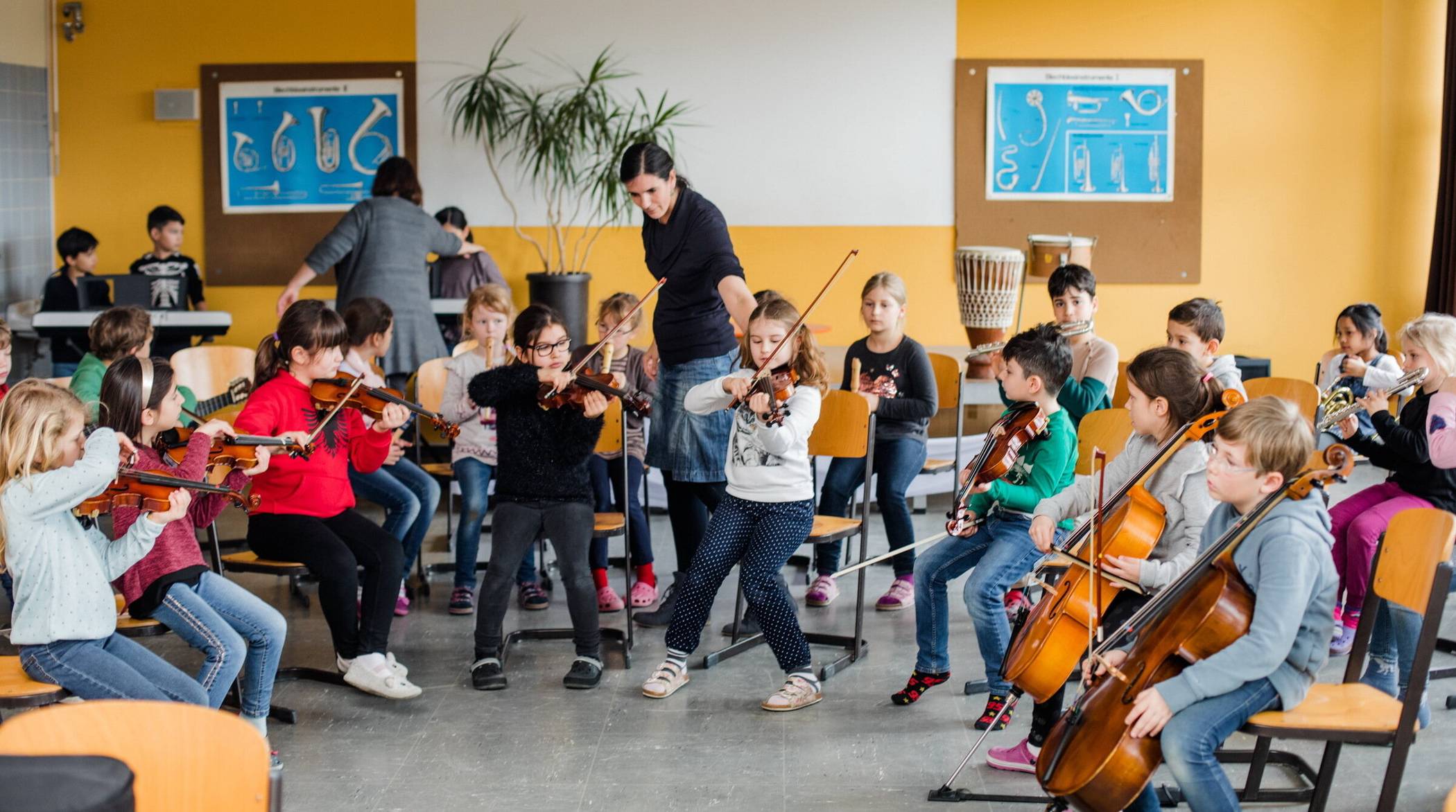  Die Kinder werden behutsam an die Instrumente herangeführt. 