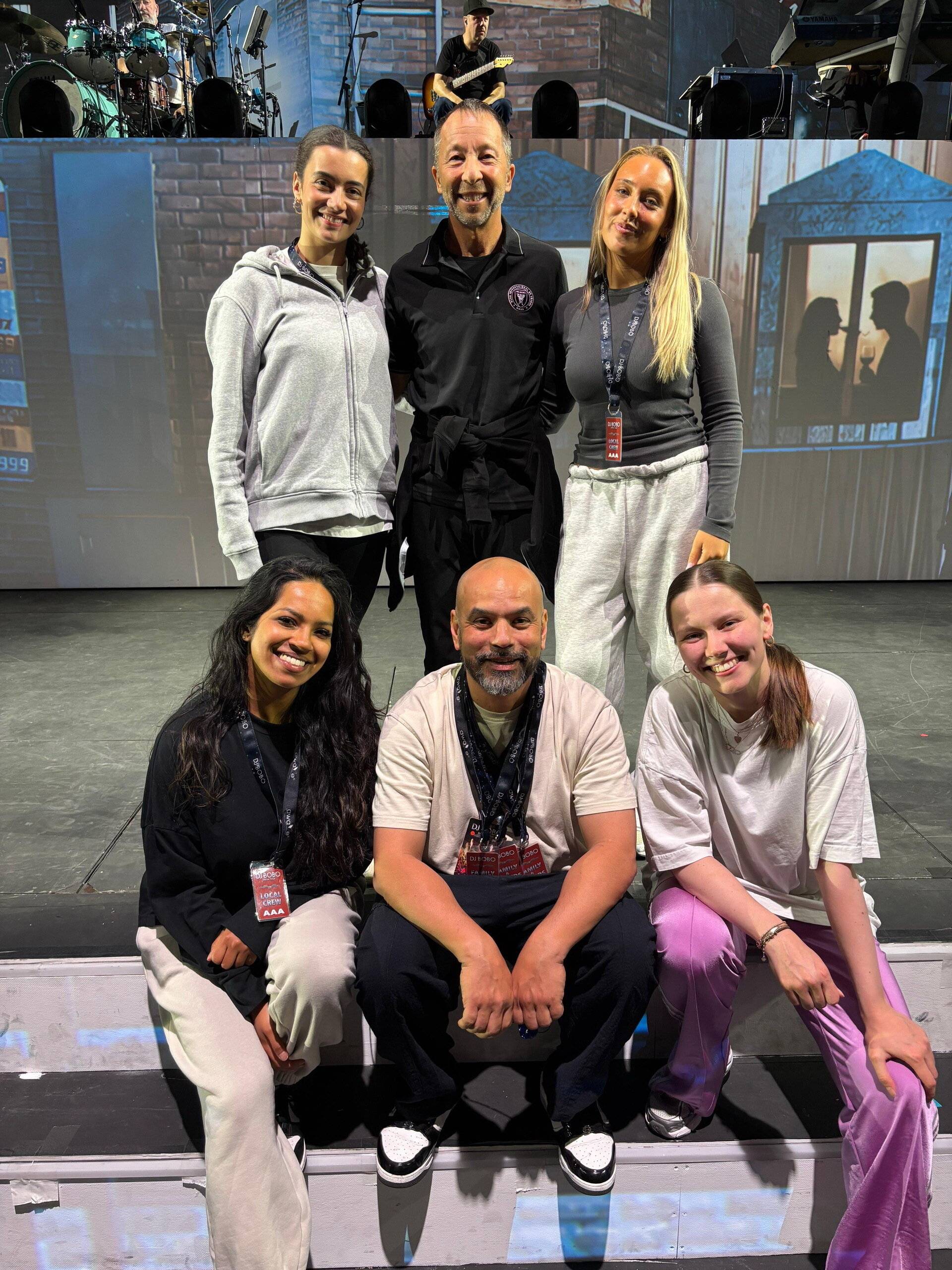  Die fünf Tänzerinnen der Tanzschule Schäfer aus Barmen mit Dj Bobo (oben) und Choreograf Curtis Burger während der Proben und des Soundchecks zur „Great Adventure Tour“. 
