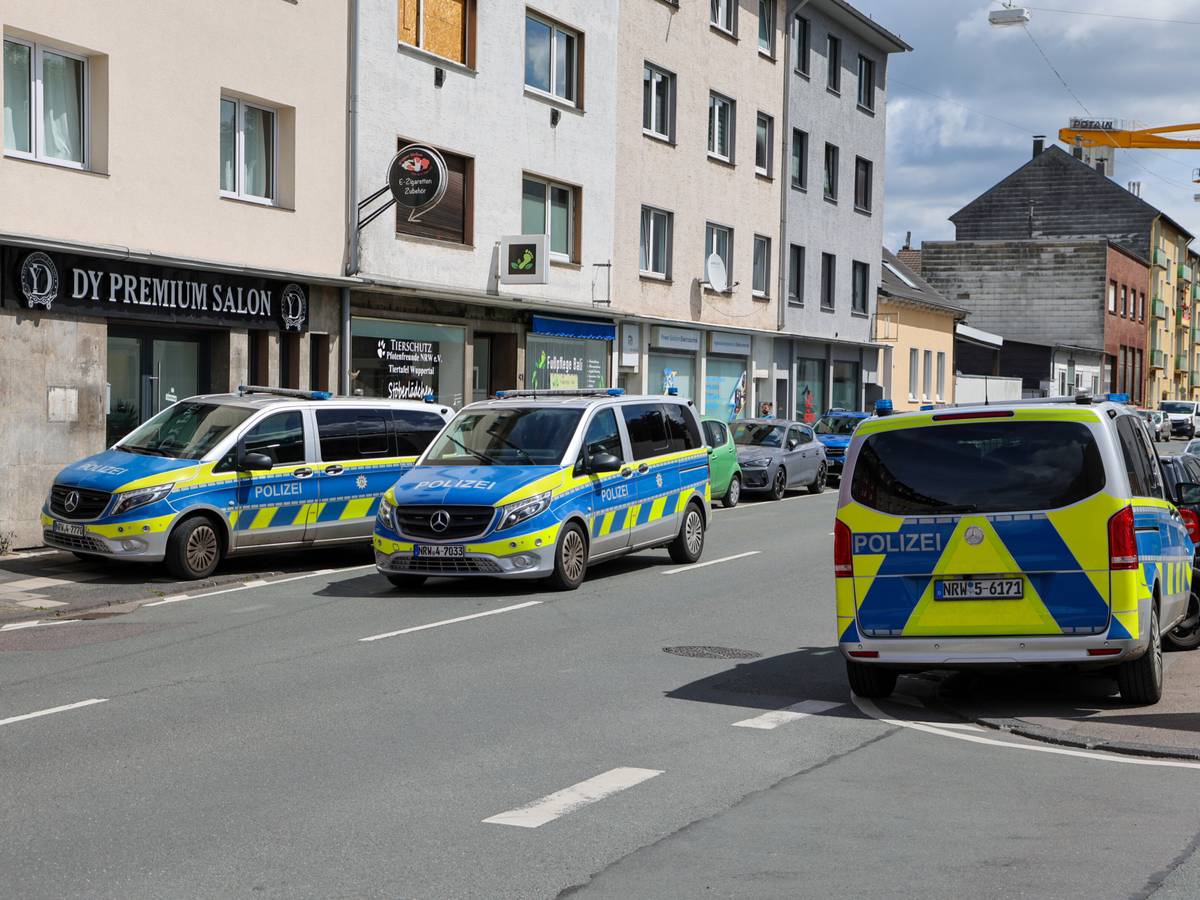 Räuber stehlen Geld, Ketten und Ehering