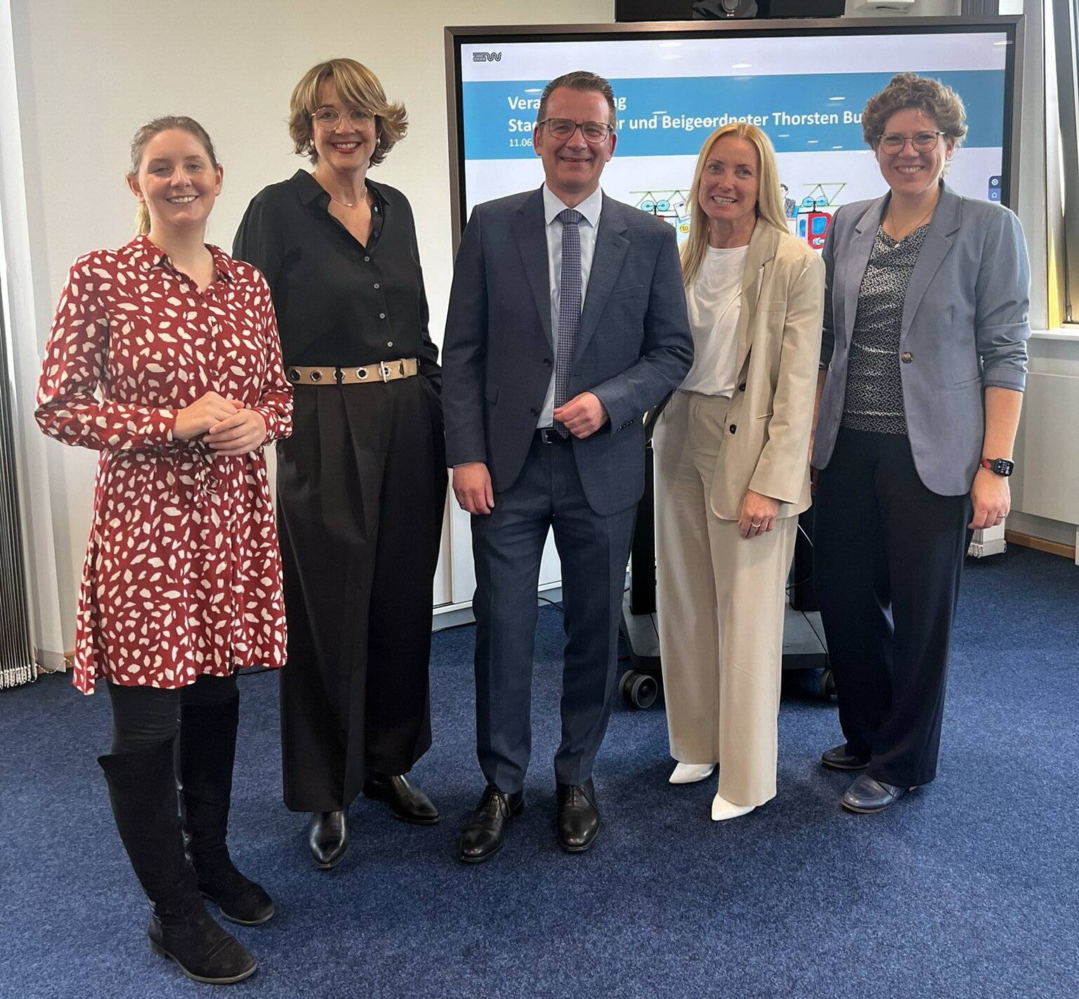  Von li.: OB Miriam Scherff, Dezernentin Annette Berg, Thorsten Bunte und die Dezernentinnen Sandra Zeh und Katrin Linthorst. 