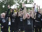 Tim Schneider mit der Oberliga-Meisterschale.