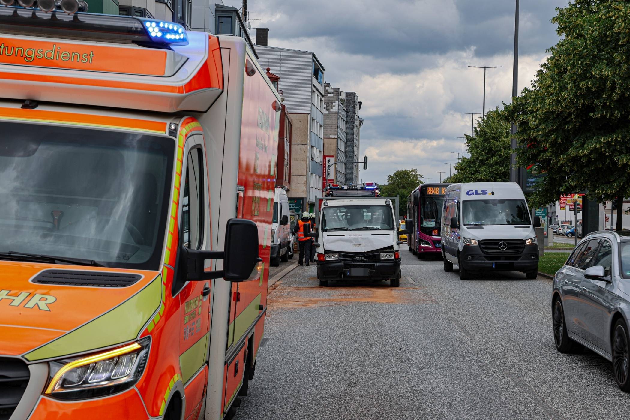  Der Verkehr wurde nach einer Weile an der Unfallstelle vorbeigeführt. 
