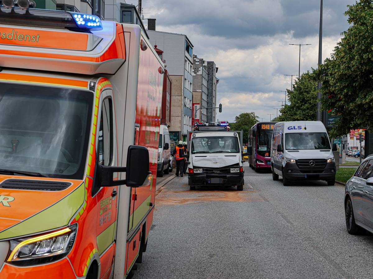 Staus nach Auffahrunfall auf der B7