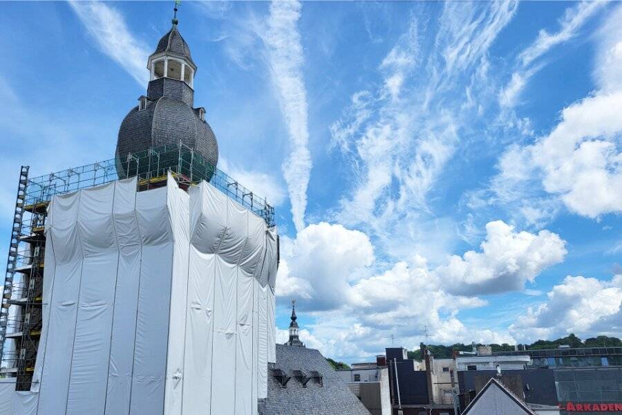 Verhüllt und eingerüstet: Der Turm der CityKirche wird gerade saniert.