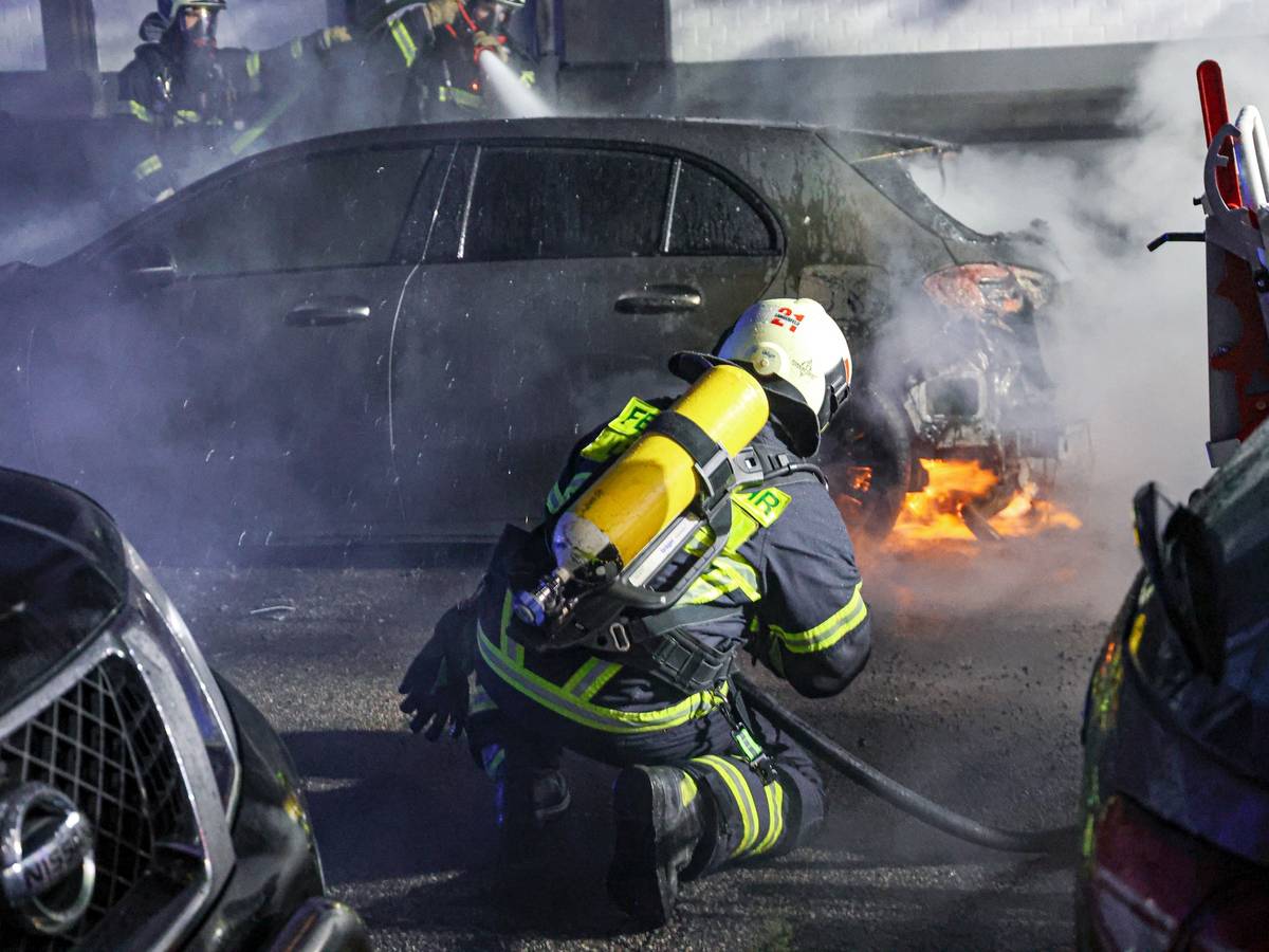 Polizei ermittelt nach Brand eines Mercedes
