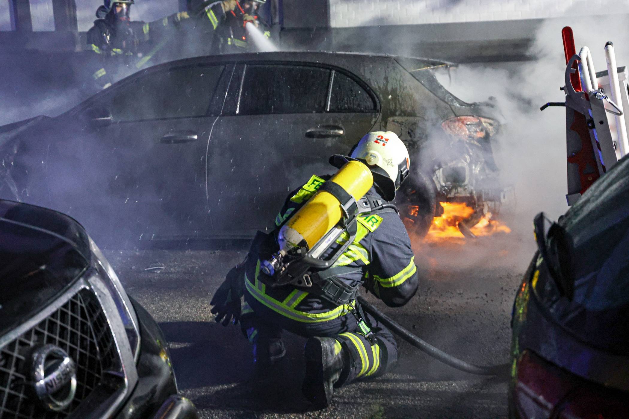  Die Feuerwehr bekämpfte die Flammen mit zwei Trupps. 