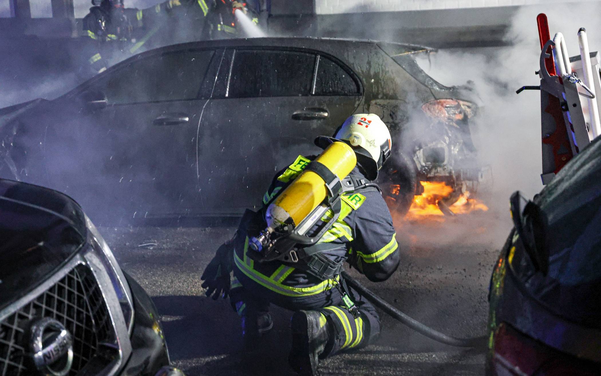 Polizei ermittelt nach Brand eines Mercedes