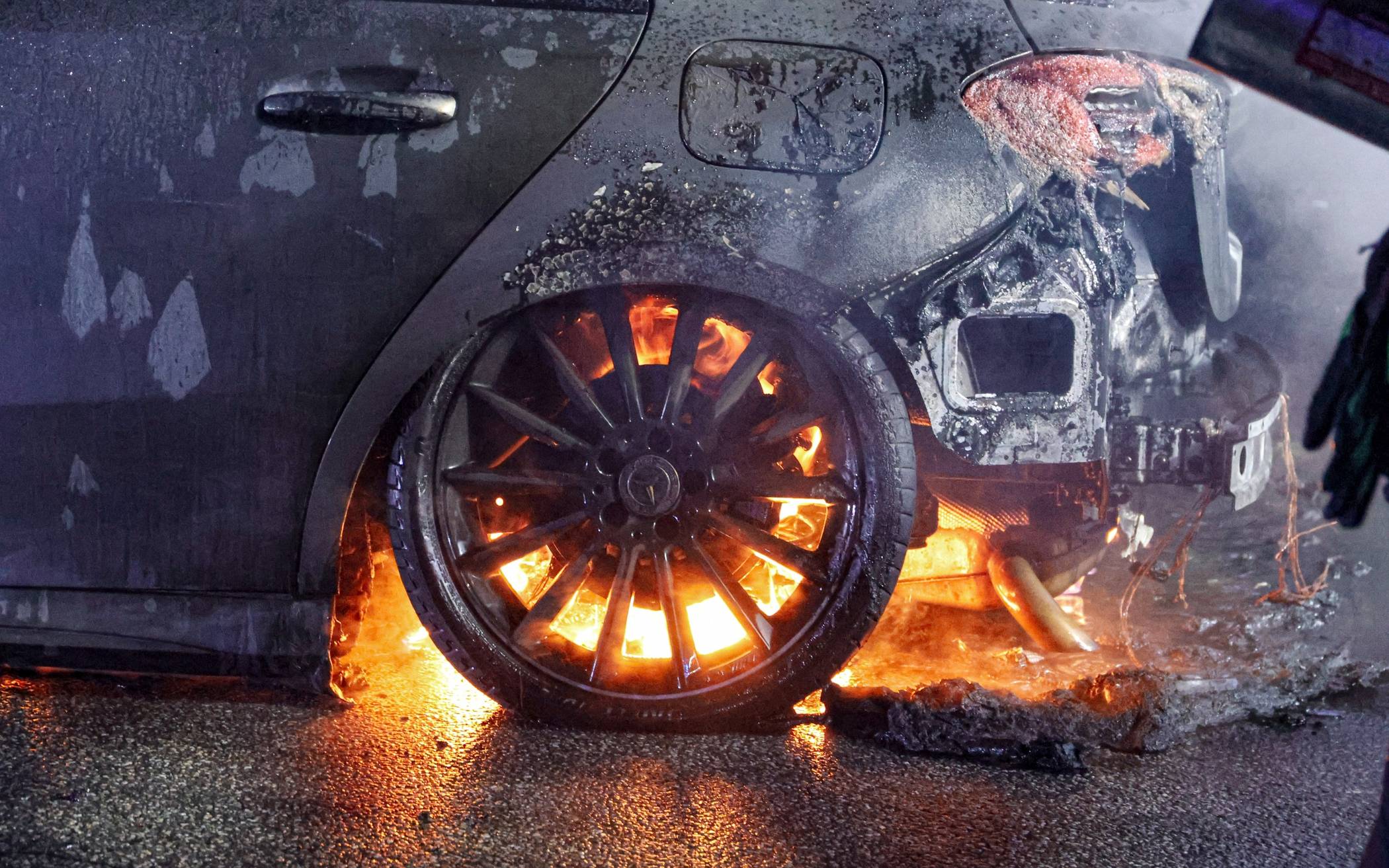 Mercedes steht in Flammen
