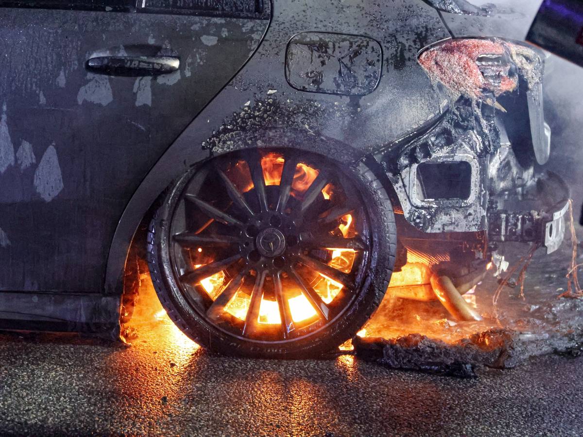 Mercedes steht in Flammen
