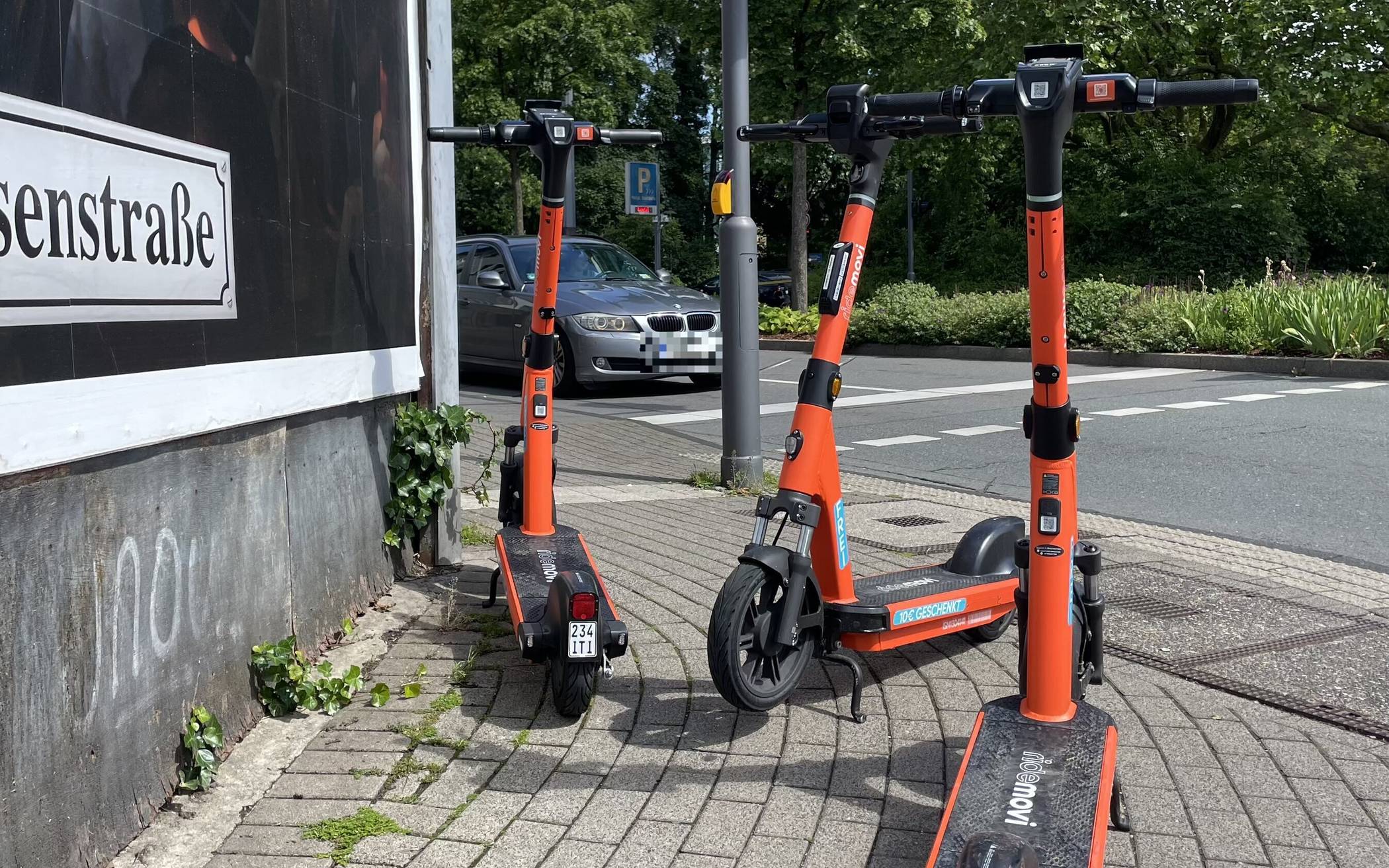In der Südstraße stehen drei E-Scooter
