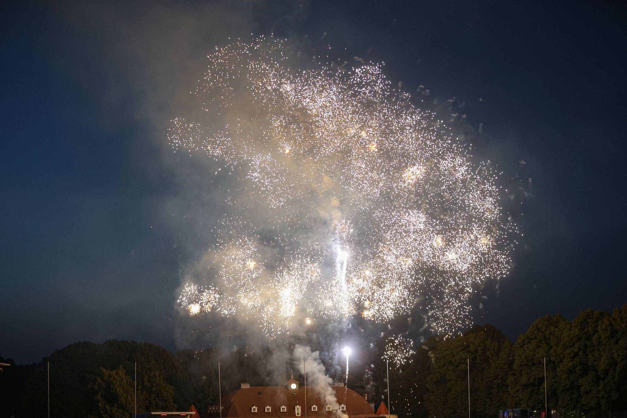  Das Feuerwerk über der ehemaligen Stadion-Gaststätte im Juni 2025. 