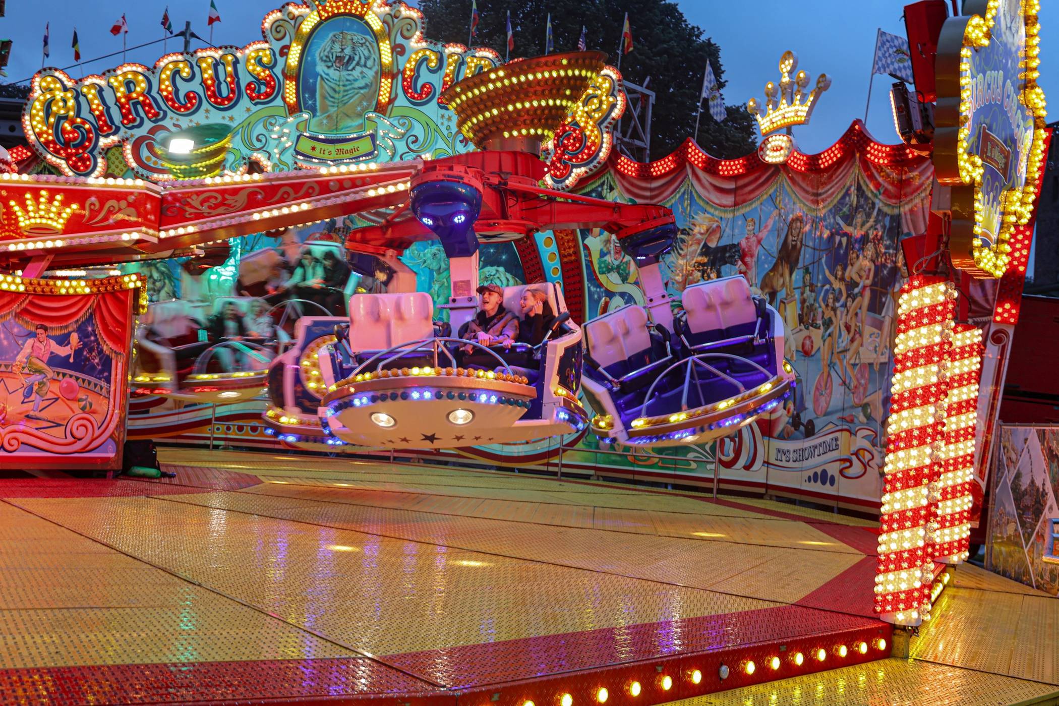  Das Fahrgeschäft „Circus Circus“. 