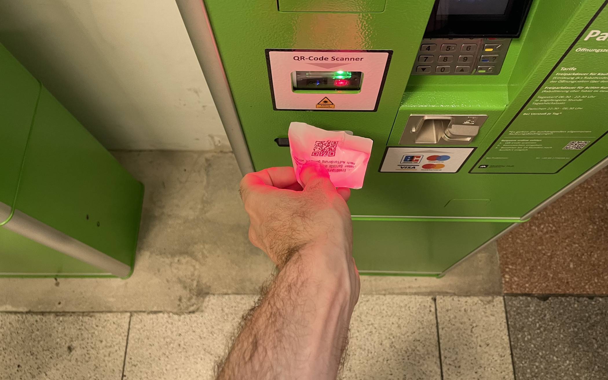Falls vorhanden, QR-Code scannen: Nun sollten Sie Ihr QR-Code-Zettelchen scannen. Oder...