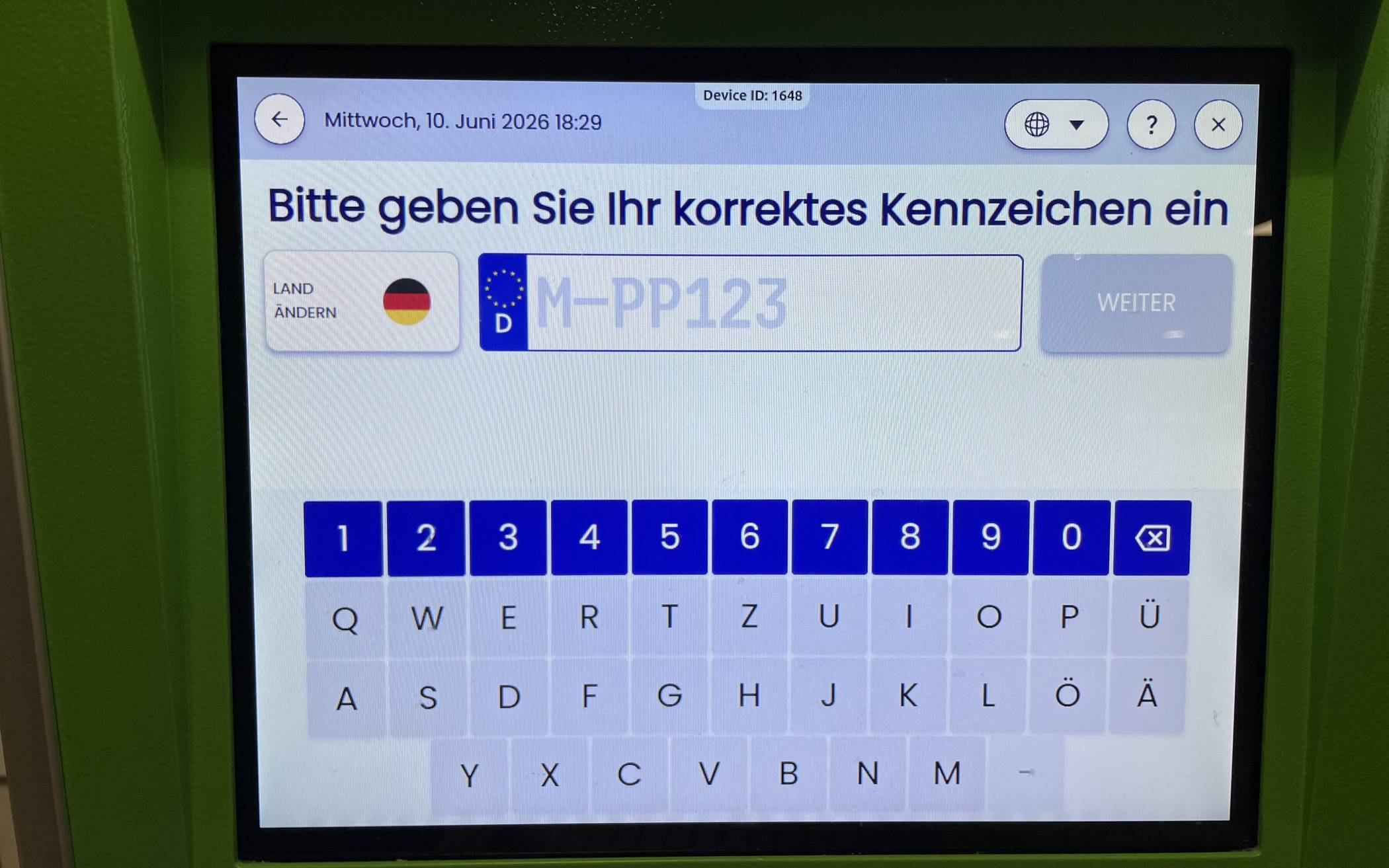 Kennzeichen eingeben: Als Erstes fragt das Display nach Ihrem Kennzeichen. Wenn Sie drei...