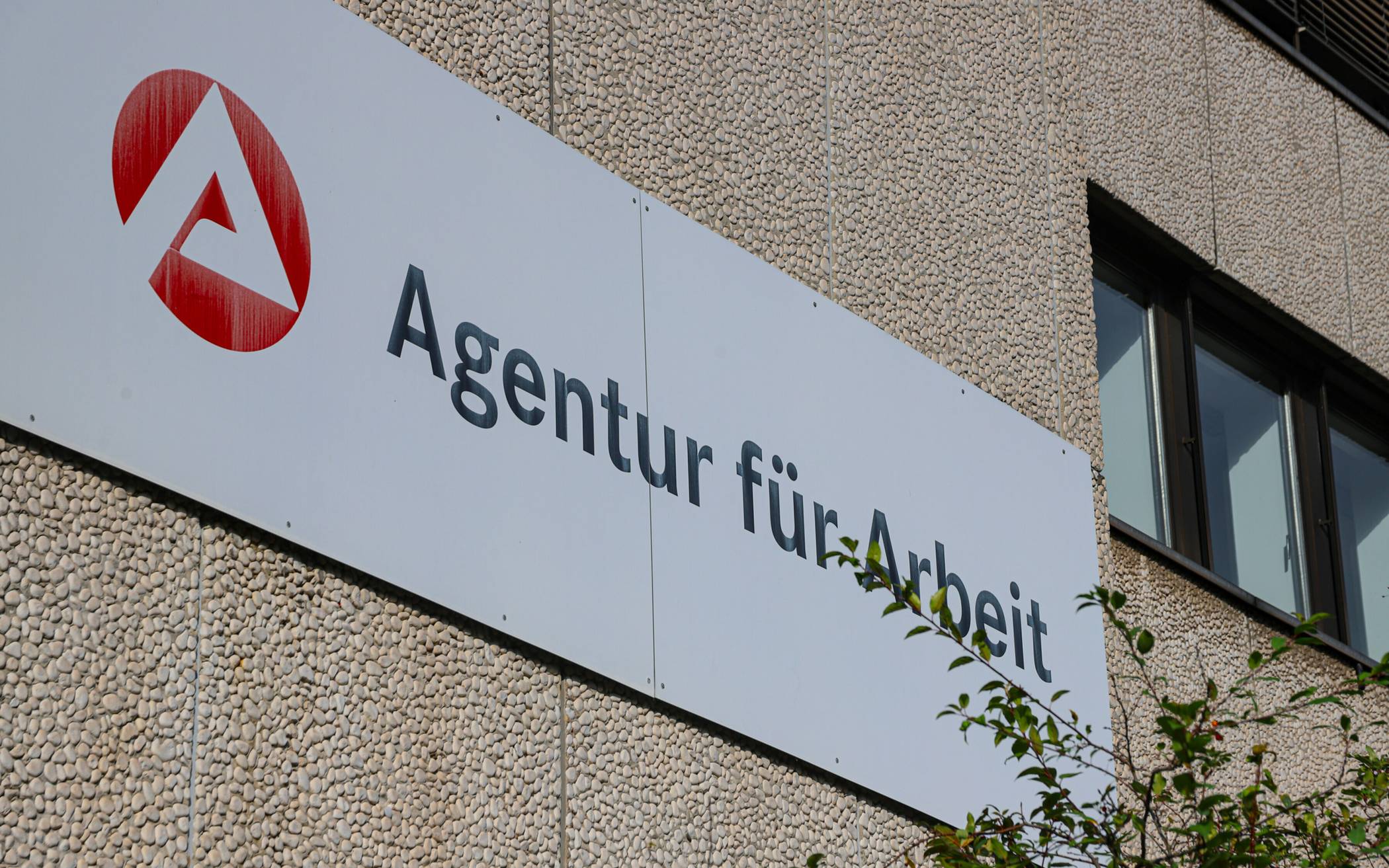 Schild am Gebäude an der Hünefeldstraße.