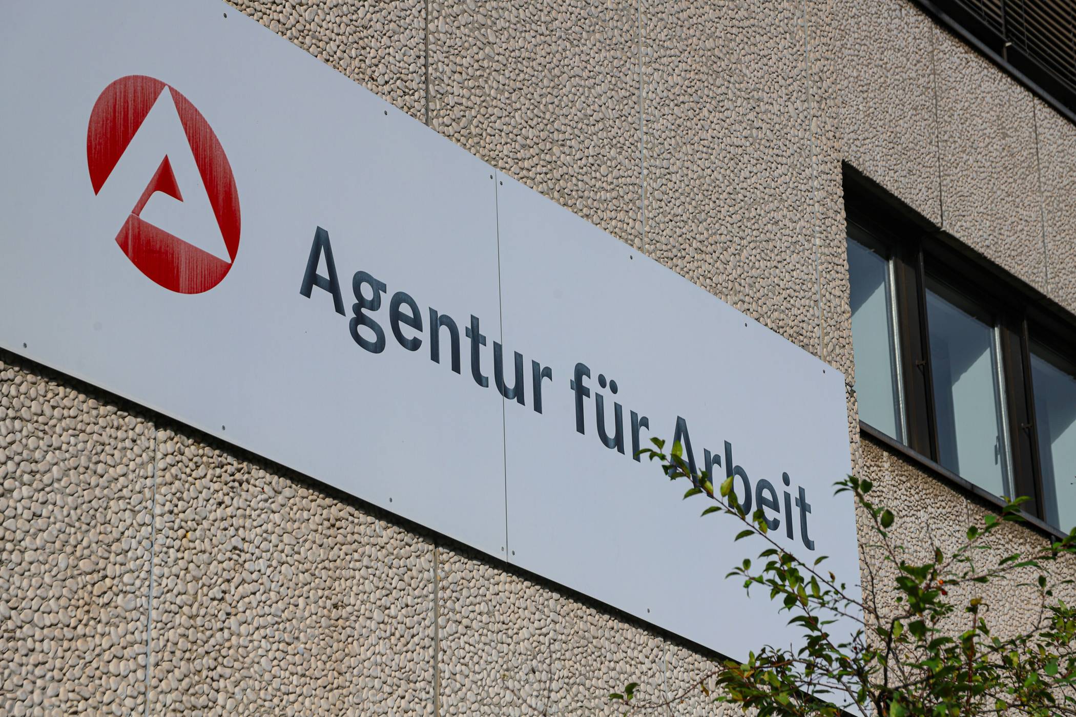 Schild am Gebäude an der Hünefeldstraße.