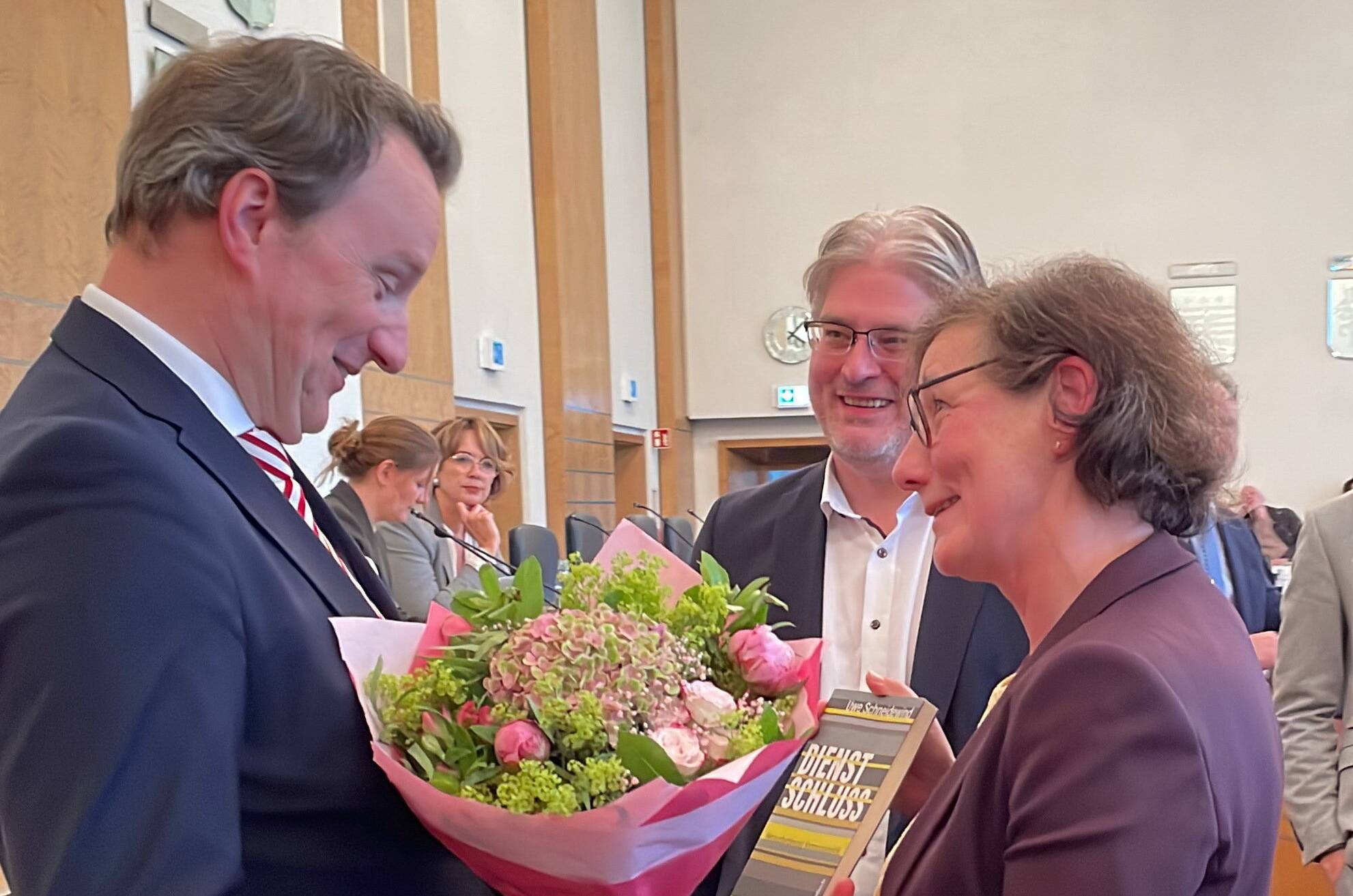 Hagen W. Lippe Weißenfeld mit Henrik Dahlmann und Karin van der Mist von der FDP/WFW-Fraktion, die ihm das Buch von Ex-OB Uwe Schneidewind überreichten.