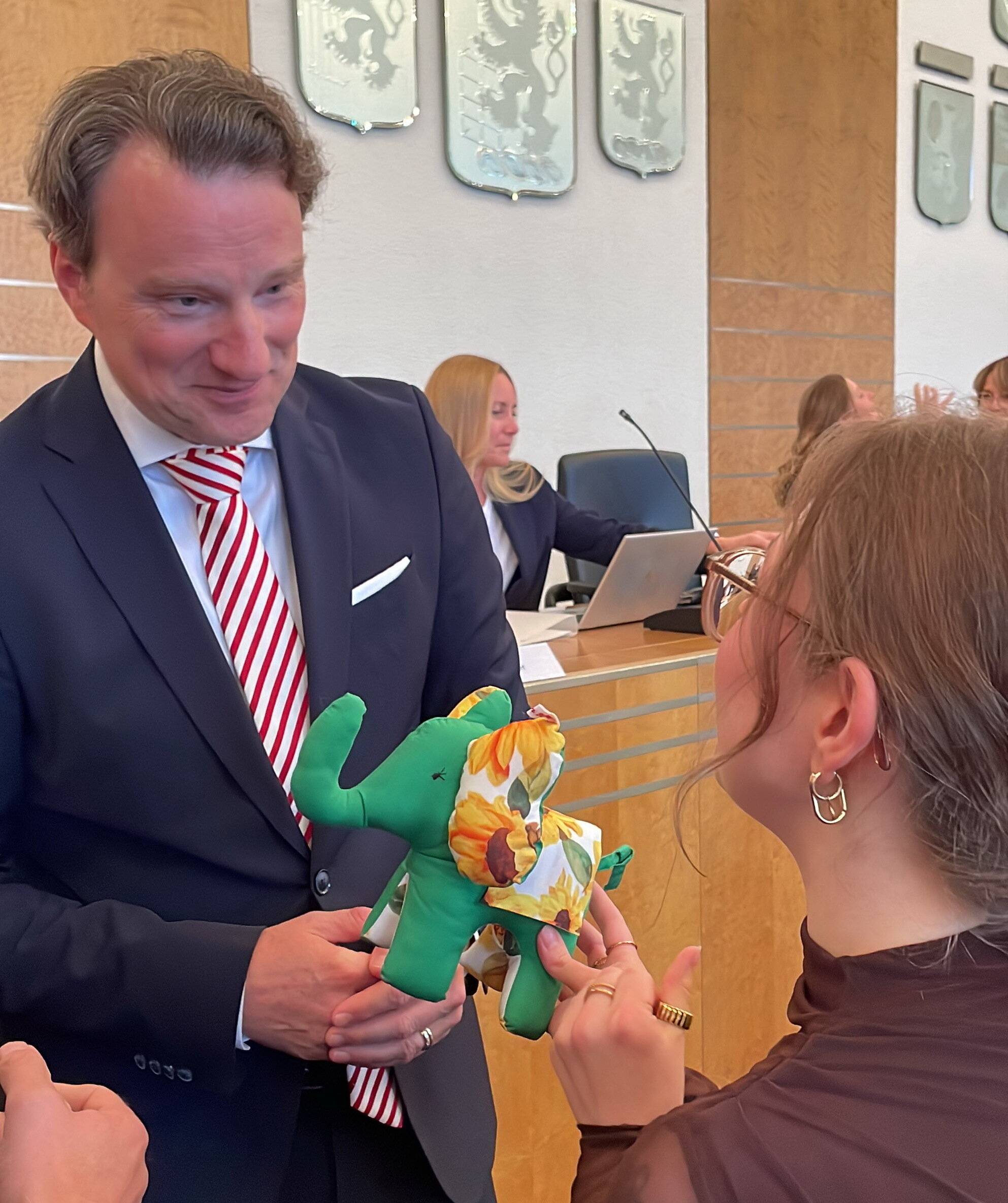  Der neue Dezernent bekam von Denis Frings (Grüne) einen Elefanten geschenkt. 