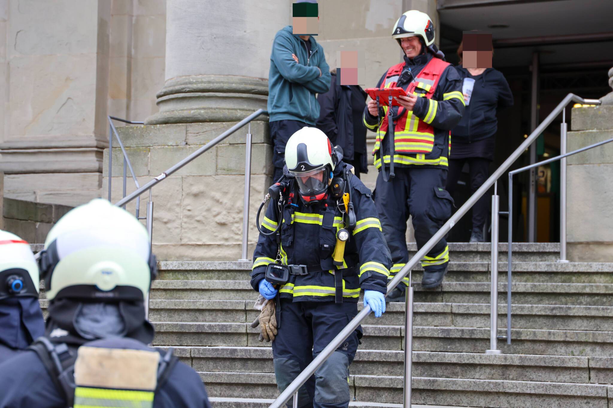  Die Einsatzkräfte am Eingang Geschwister-Scholl-Platz. 