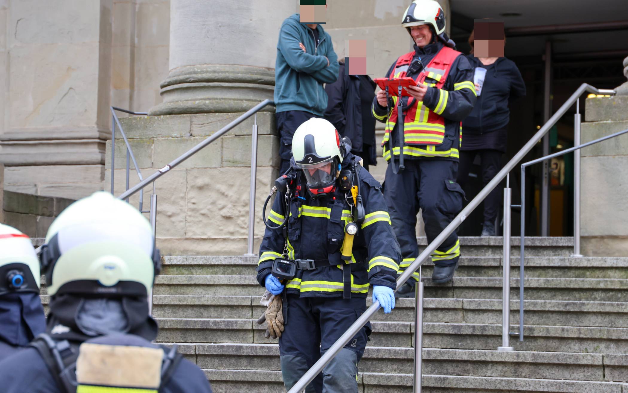 Die Einsatzkräfte am Eingang Geschwister-Scholl-Platz.