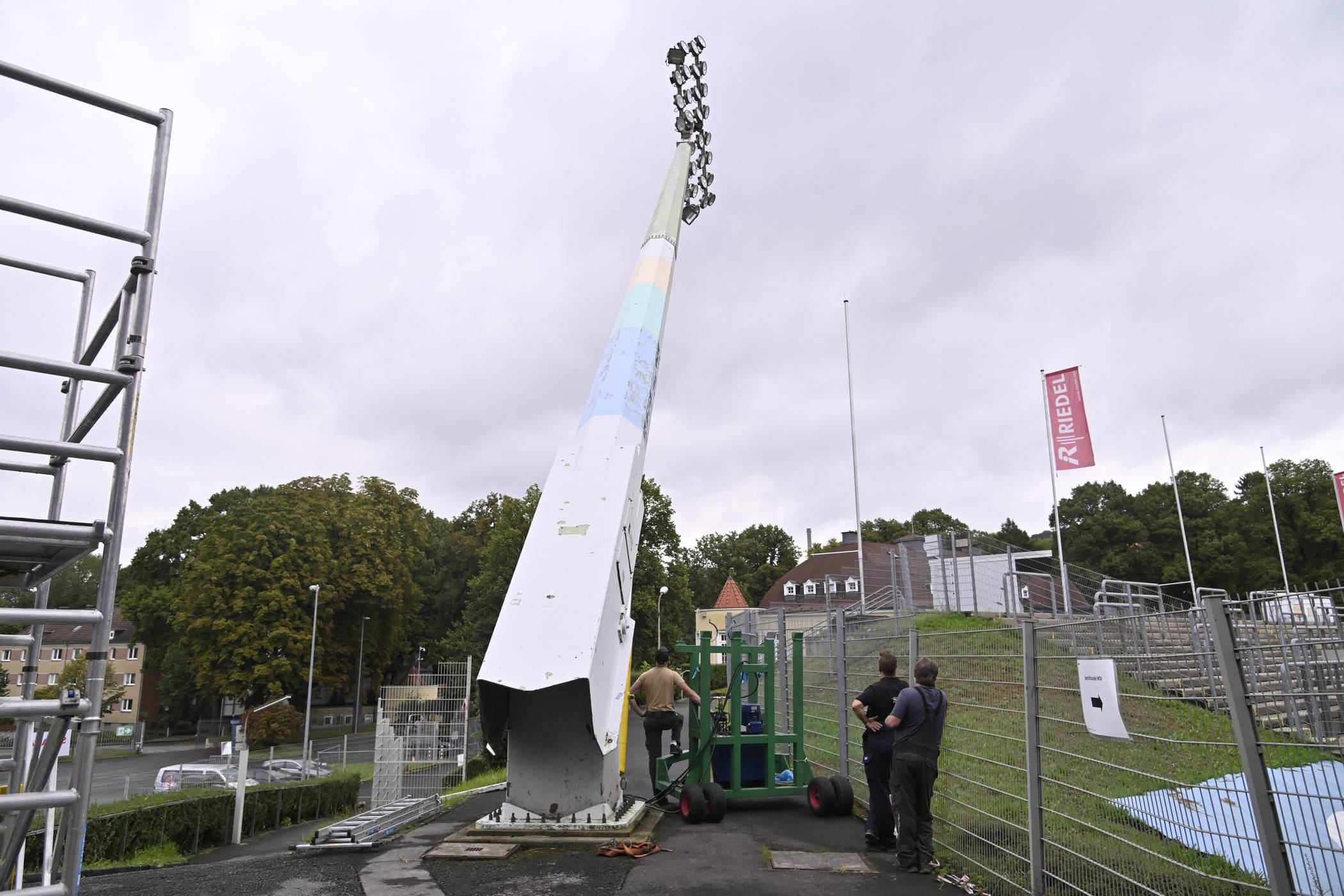 Arbeiten am Flutlicht im September 2023.