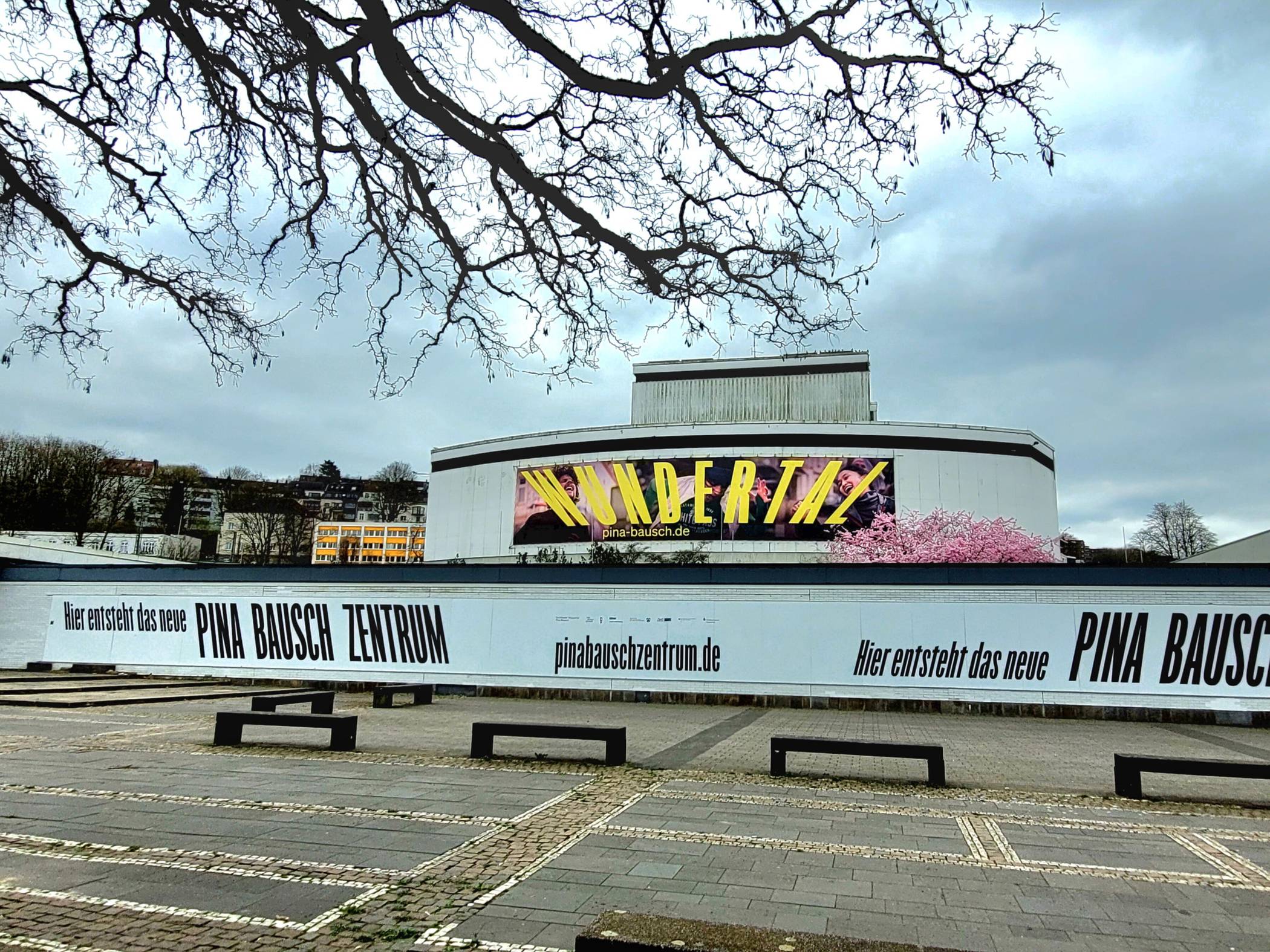 Vor dem Schauspielhaus wird die „Lange Tafel Baukultur“ aufgebaut.