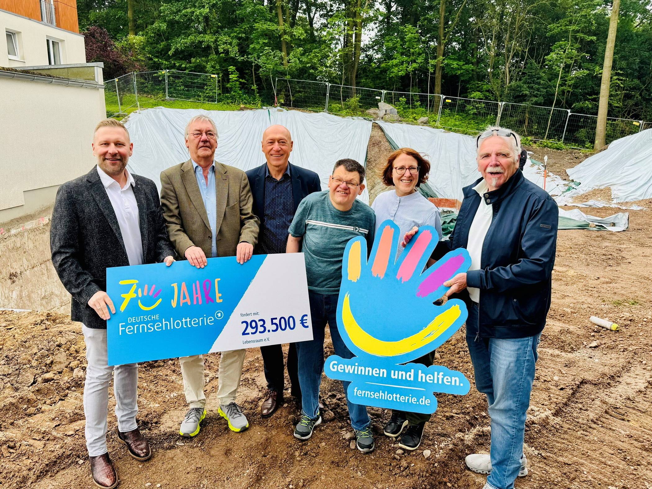  Von li.: Stephan Masch (Deutsche), Stephan Fedler (Vorstand „Lebensraum“), Architekt Ernst Molnar, Sebastian Schikora (Bewohner der Einrichtung), Sabine Frambach (Wohnverbundleiterin) und Karl-Heinz Eckstein (Vorstandsmitglied „Lebensraum“) bei der symbolischen Übergabe auf der Baustelle. 