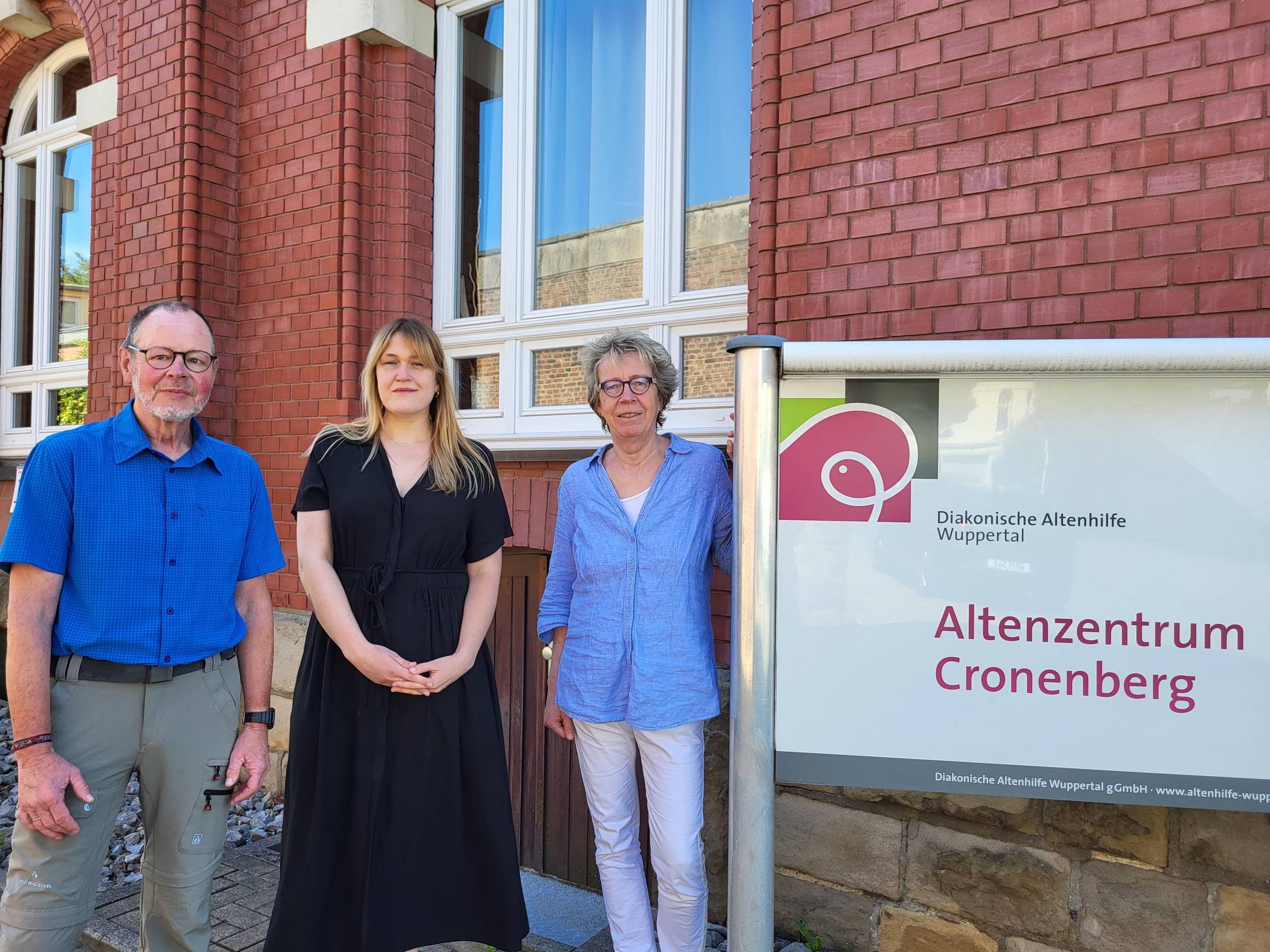 Von li.: Martin Geiß, Julia Meibörg und Katharina Ruth vor dem Altenzentrum Cronenberg.