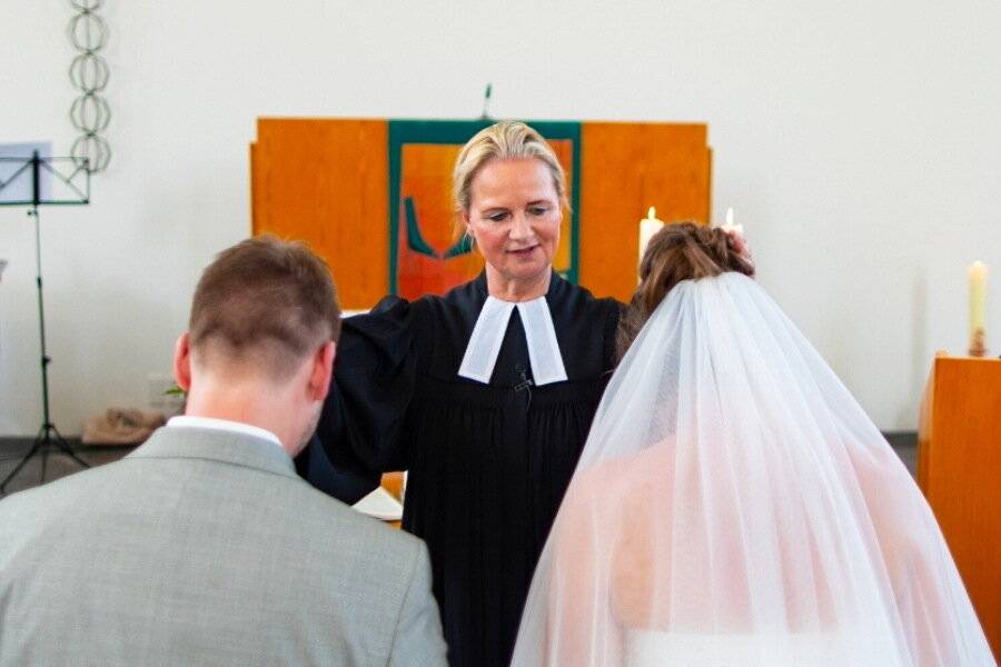  Pfarrerin Friederike Slupina-Beck bei der Trauung eines Paares in der Lutherkirche. 