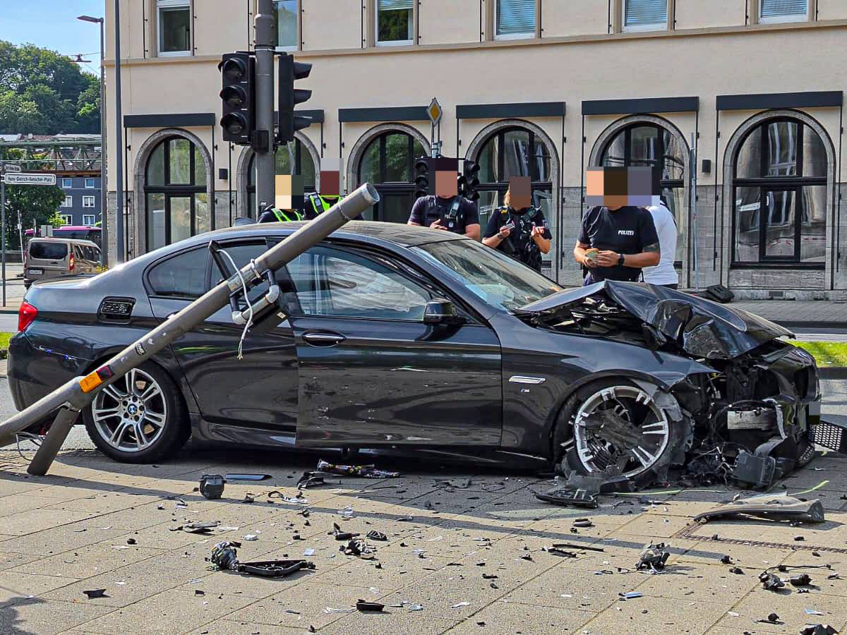 Mit Bildern: 30.000 Euro Sachschaden nach Unfall mit BMW