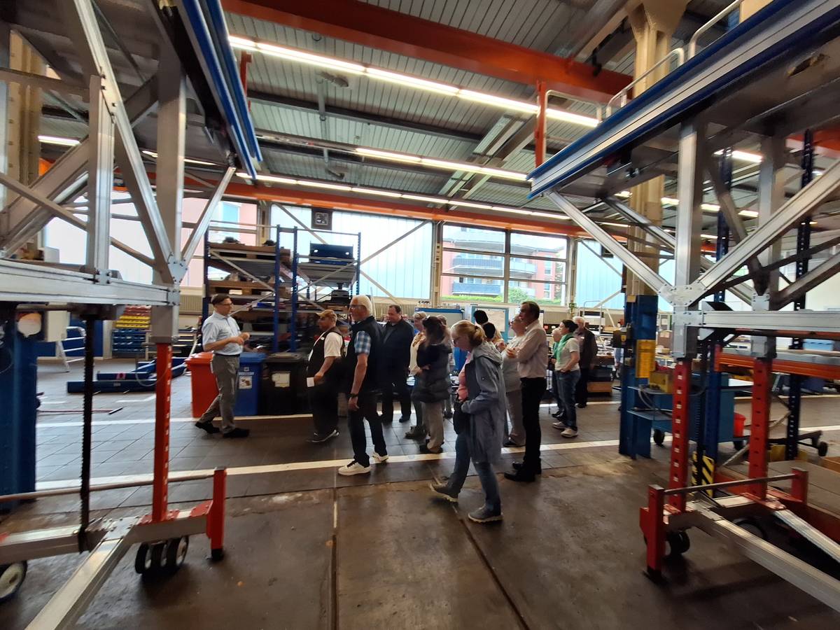 Blick in Schwebebahn-Werkstatt und ÖPNV-Diskussion