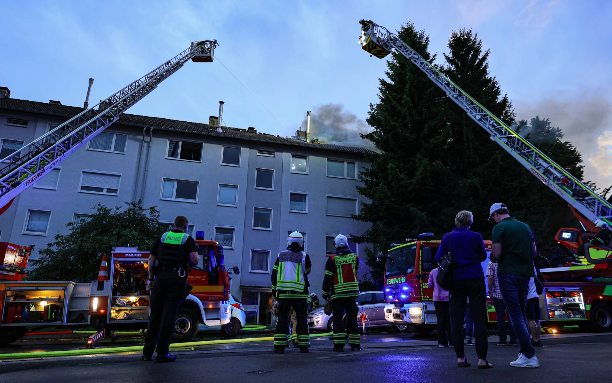 Bilder: Blitz schlägt in Wuppertal in Dach ein