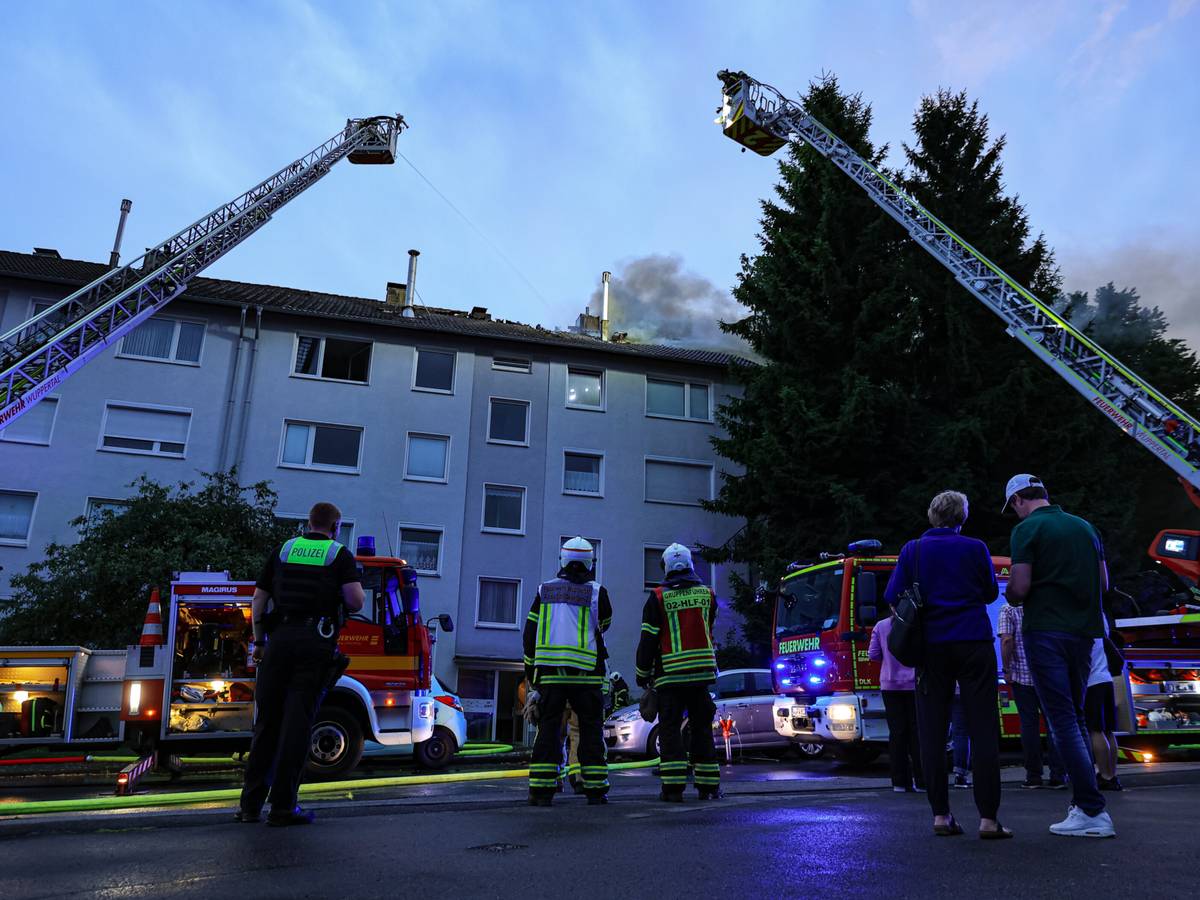 Blitz schlägt in Dach ein
