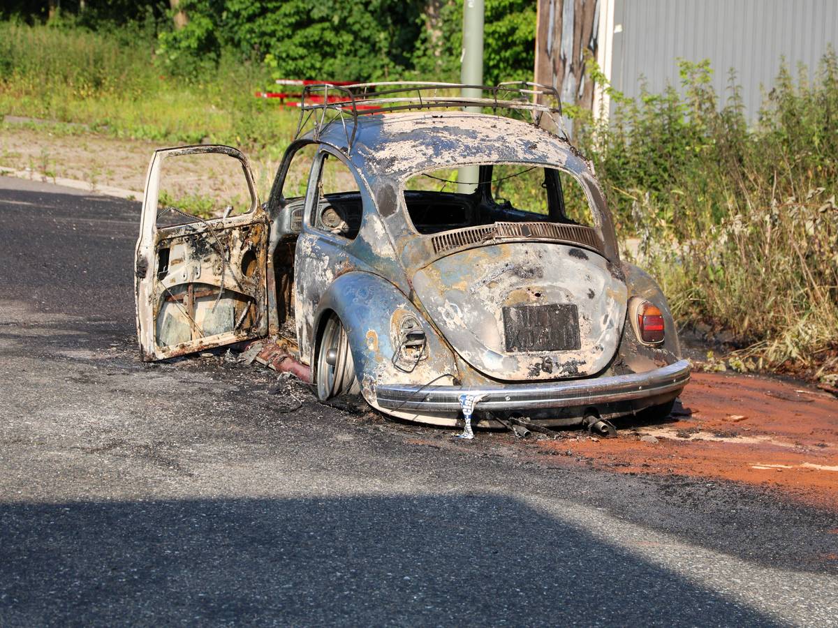 VW Käfer brennt an der A46 aus
