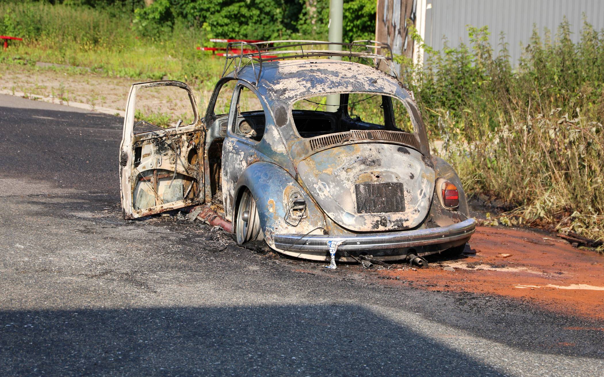 Bilder: VW Käfer brennt in Wuppertal an der A46 aus