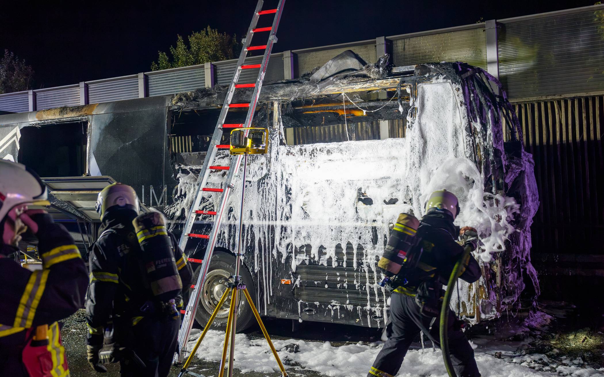 Die Feuerwehr setzte auch Schaum ein.