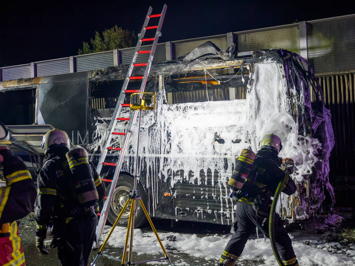 „Partybus“ geht auf der A1 in Flammen auf
