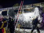Die Feuerwehr setzte auch Schaum ein.