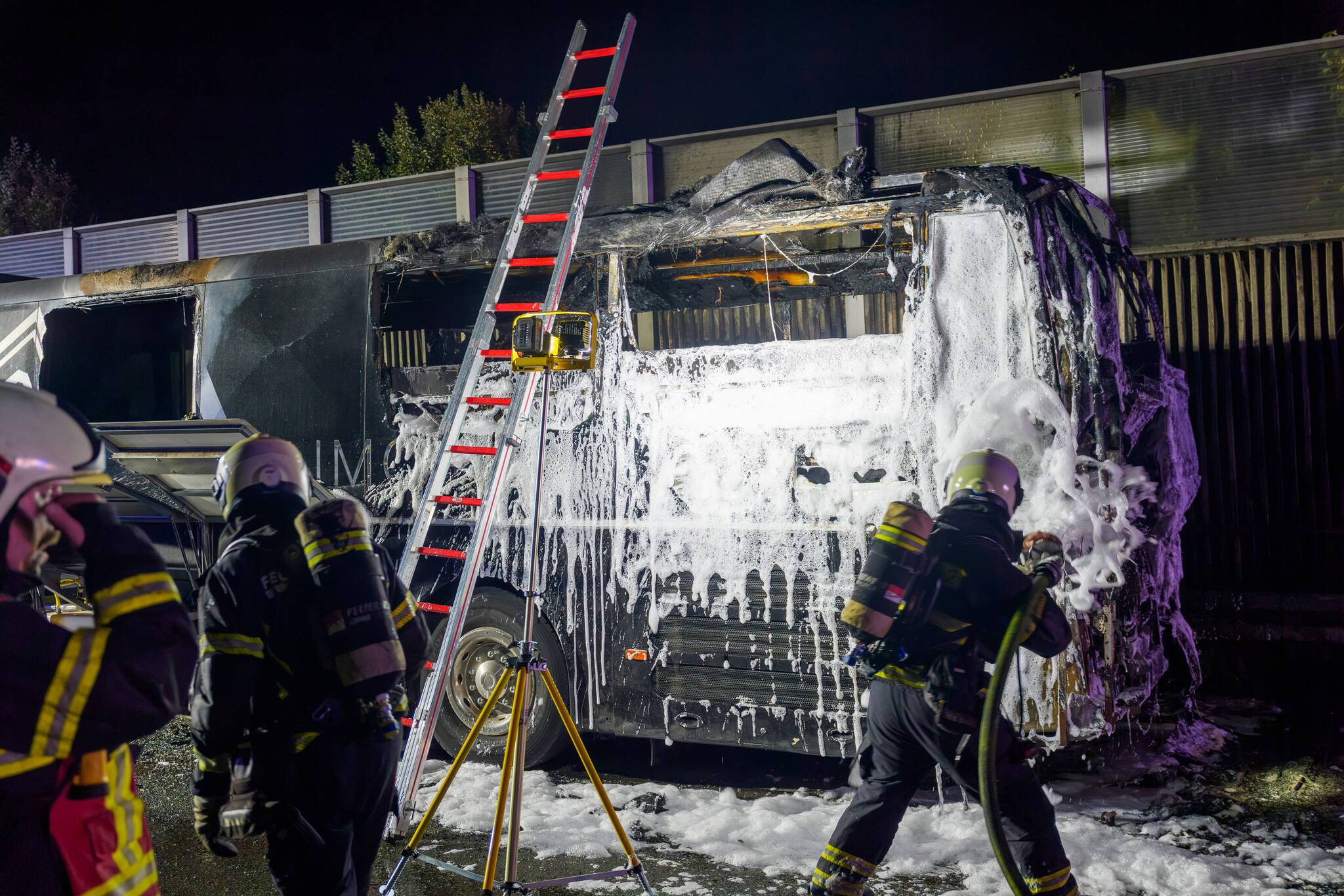  Die Feuerwehr setzte auch Schaum ein. 
