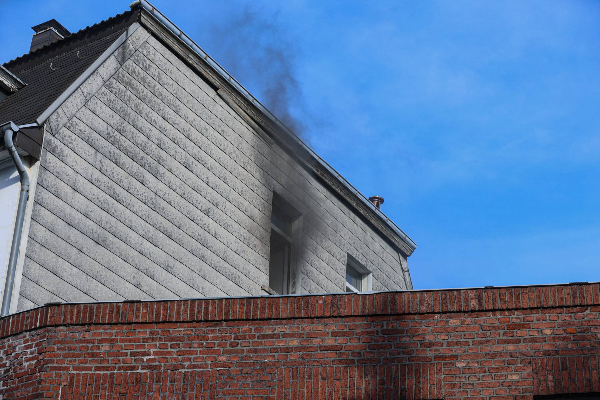  Der Rauch drang aus dem Fenster. 