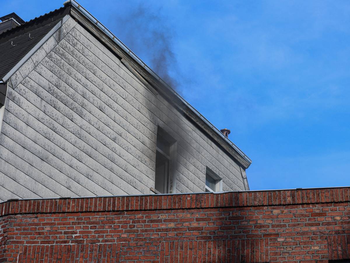 Feuerwehr rettet Person bei Wohnungsbrand über Drehleiter