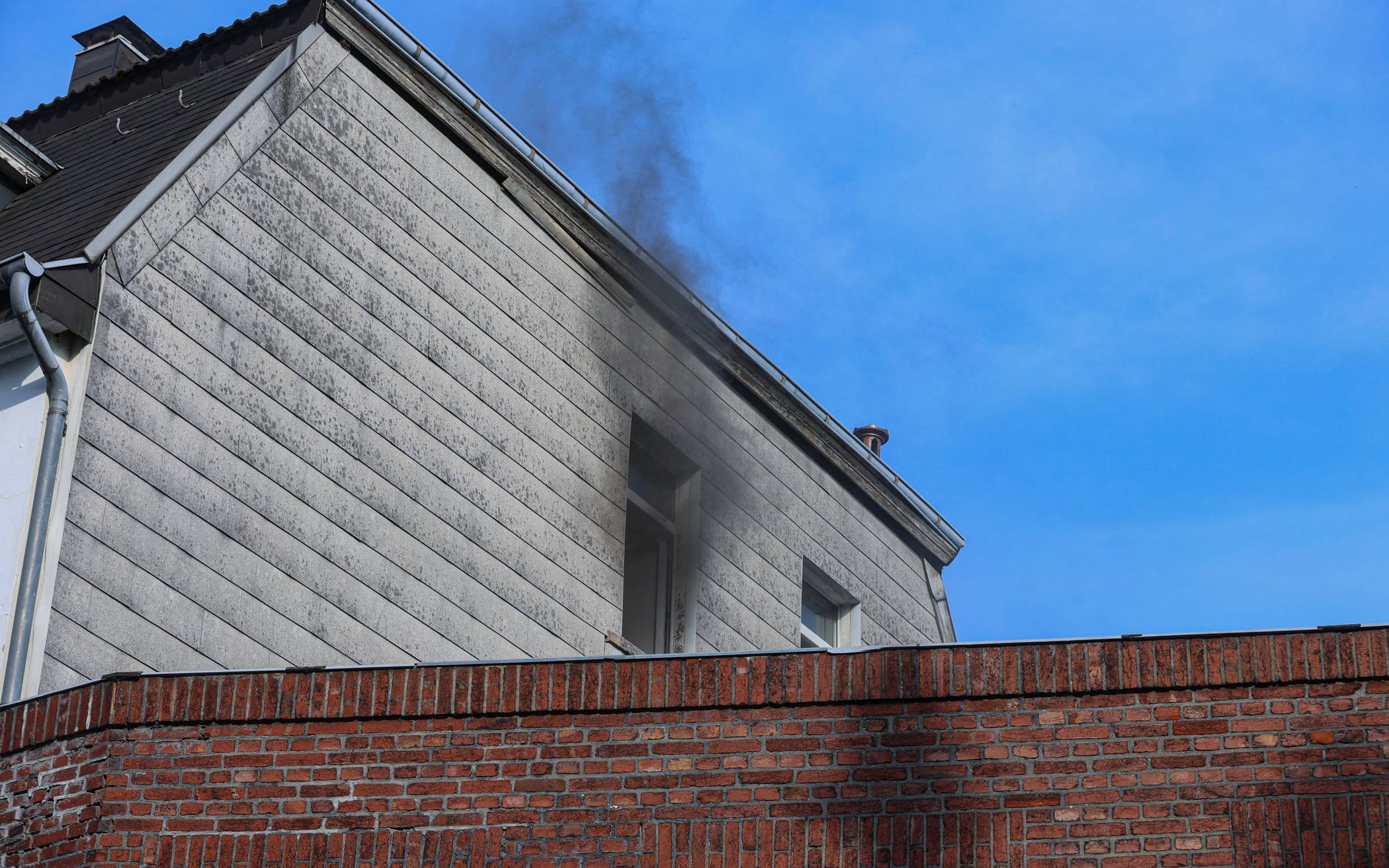 Der Rauch drang aus dem Fenster.
