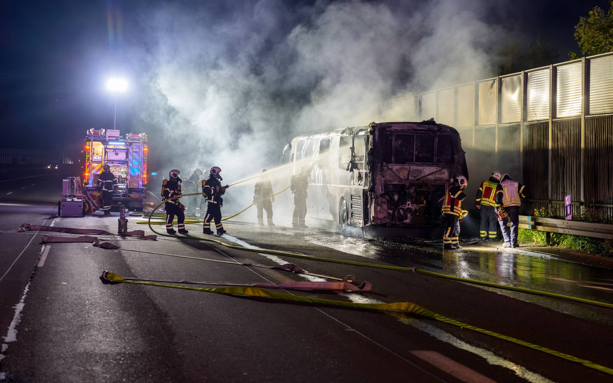 Bus brennt auf der A1 aus
