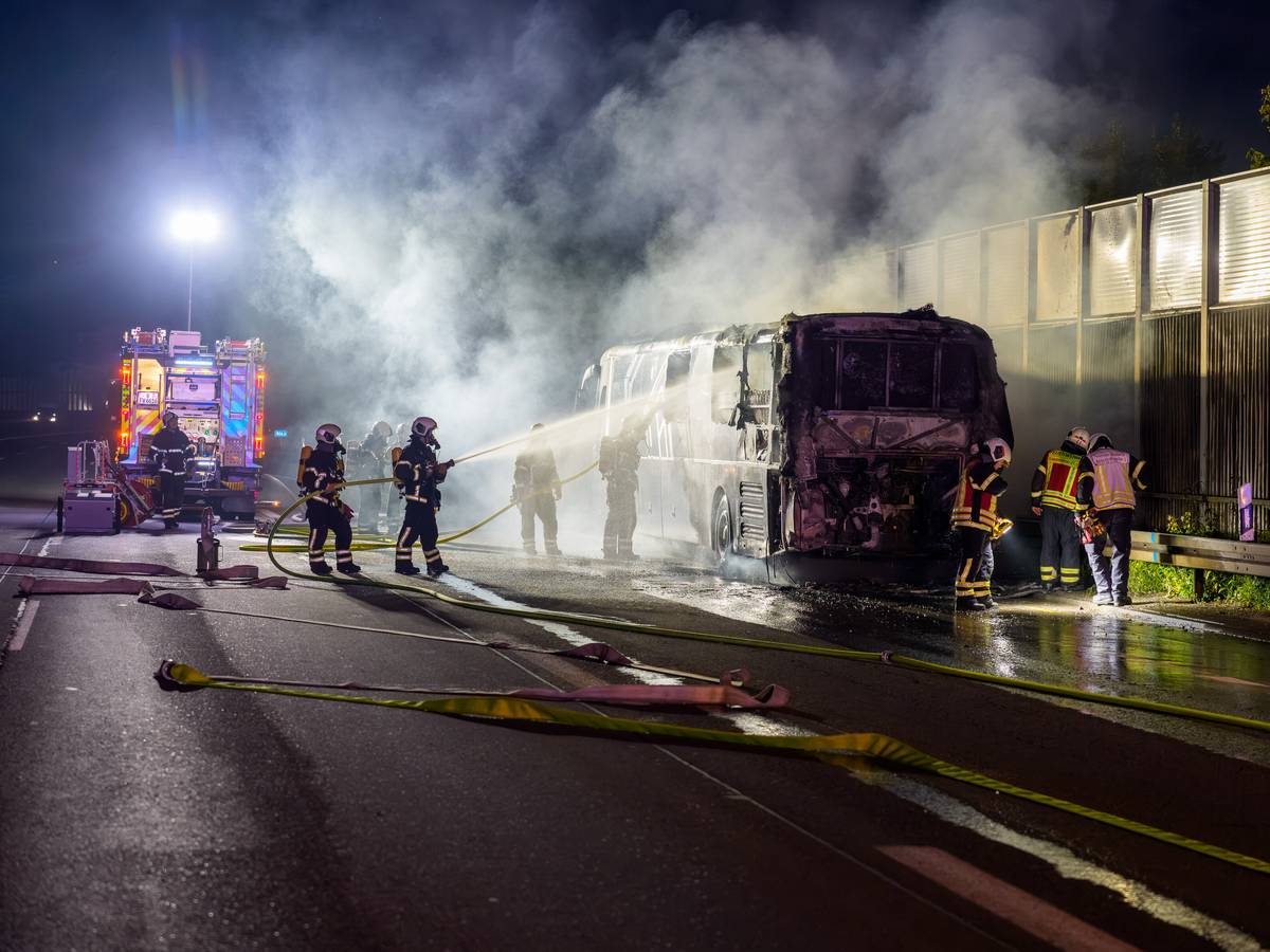 Bus brennt auf der A1 aus
