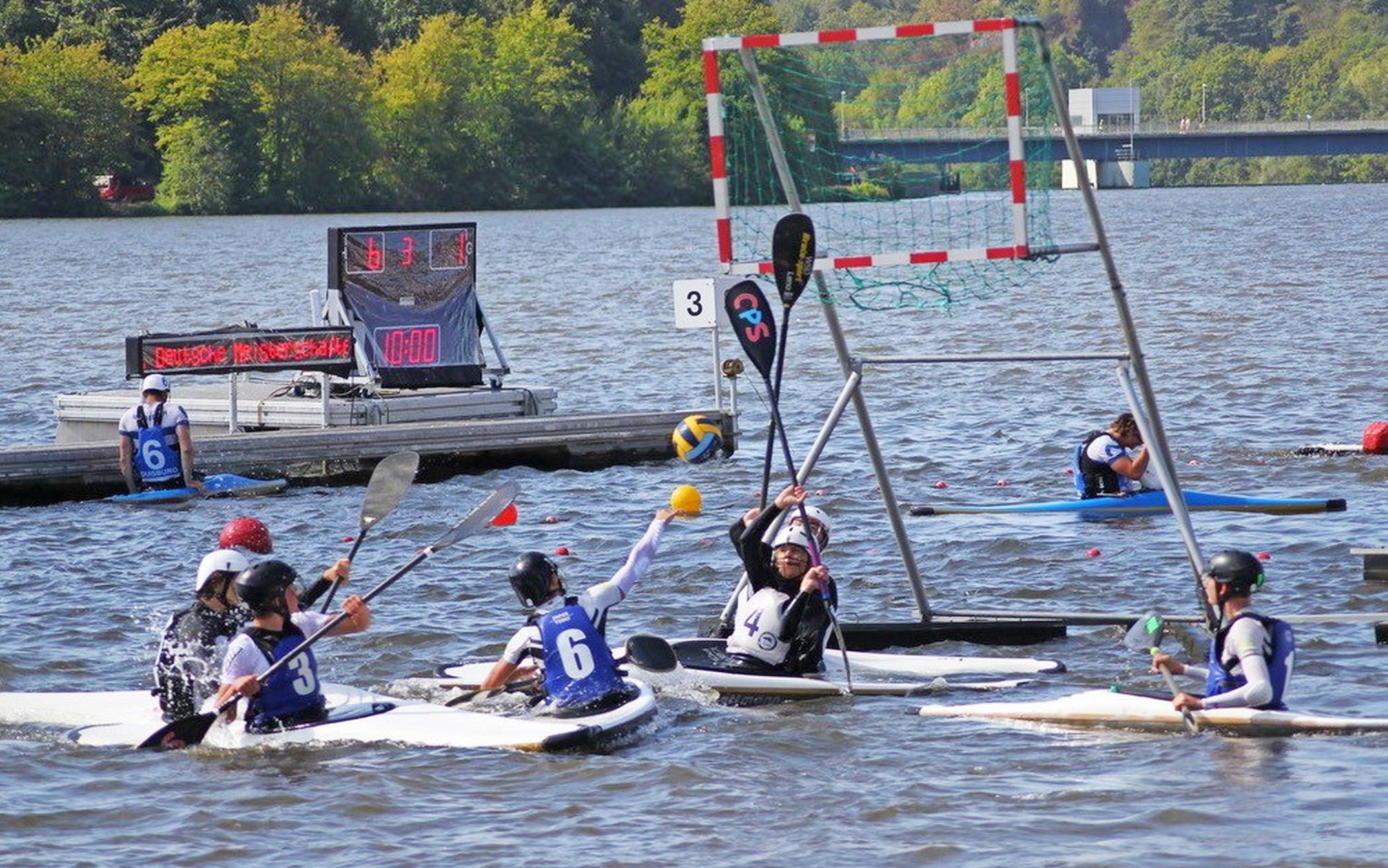  Beim Kanupolo ist jede Menge los auf dem Wasser. 