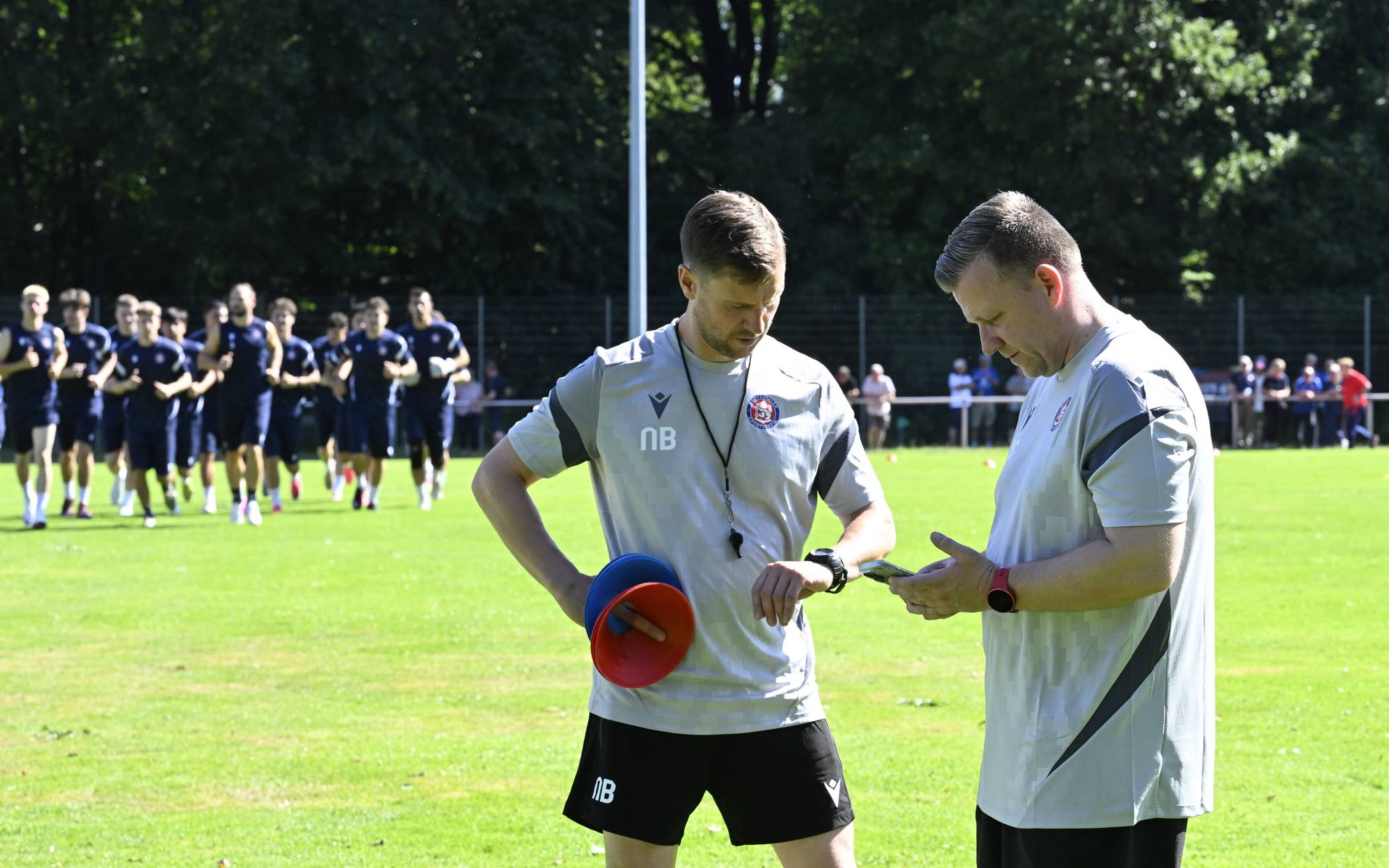 Co-Trainer Niklas Bonnekessel (li.) und Chefcoach Tim...