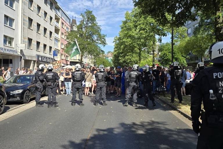 B7 wegen Protest gegen AfD-Aktion zeitweise blockiert