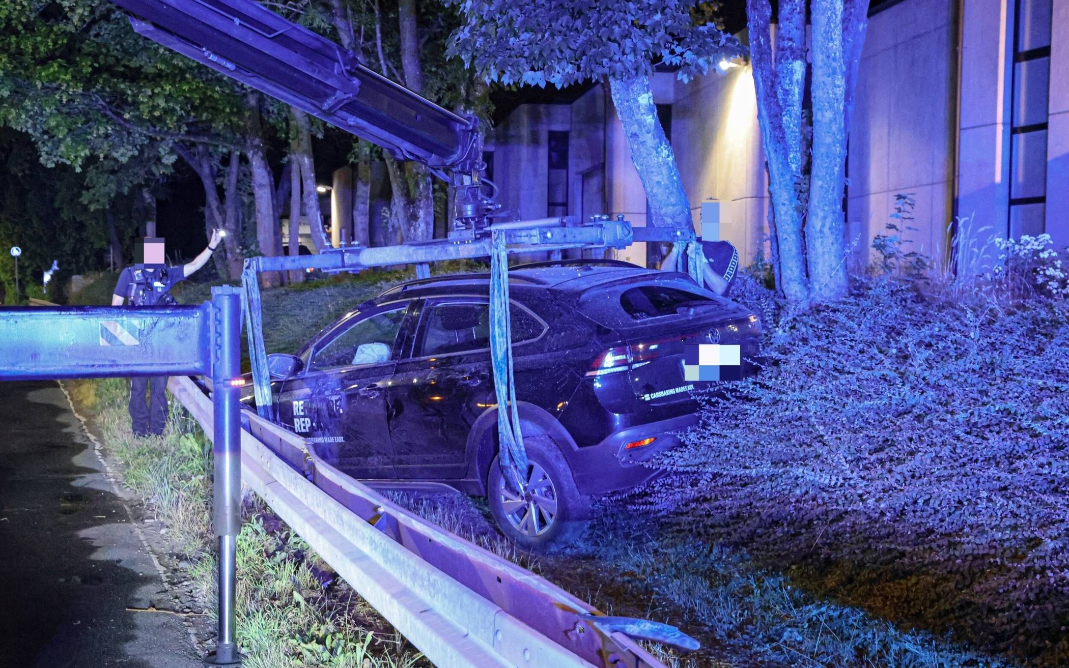 Bilder: Schwerer Unfall mit Mietwagen in Wuppertal
