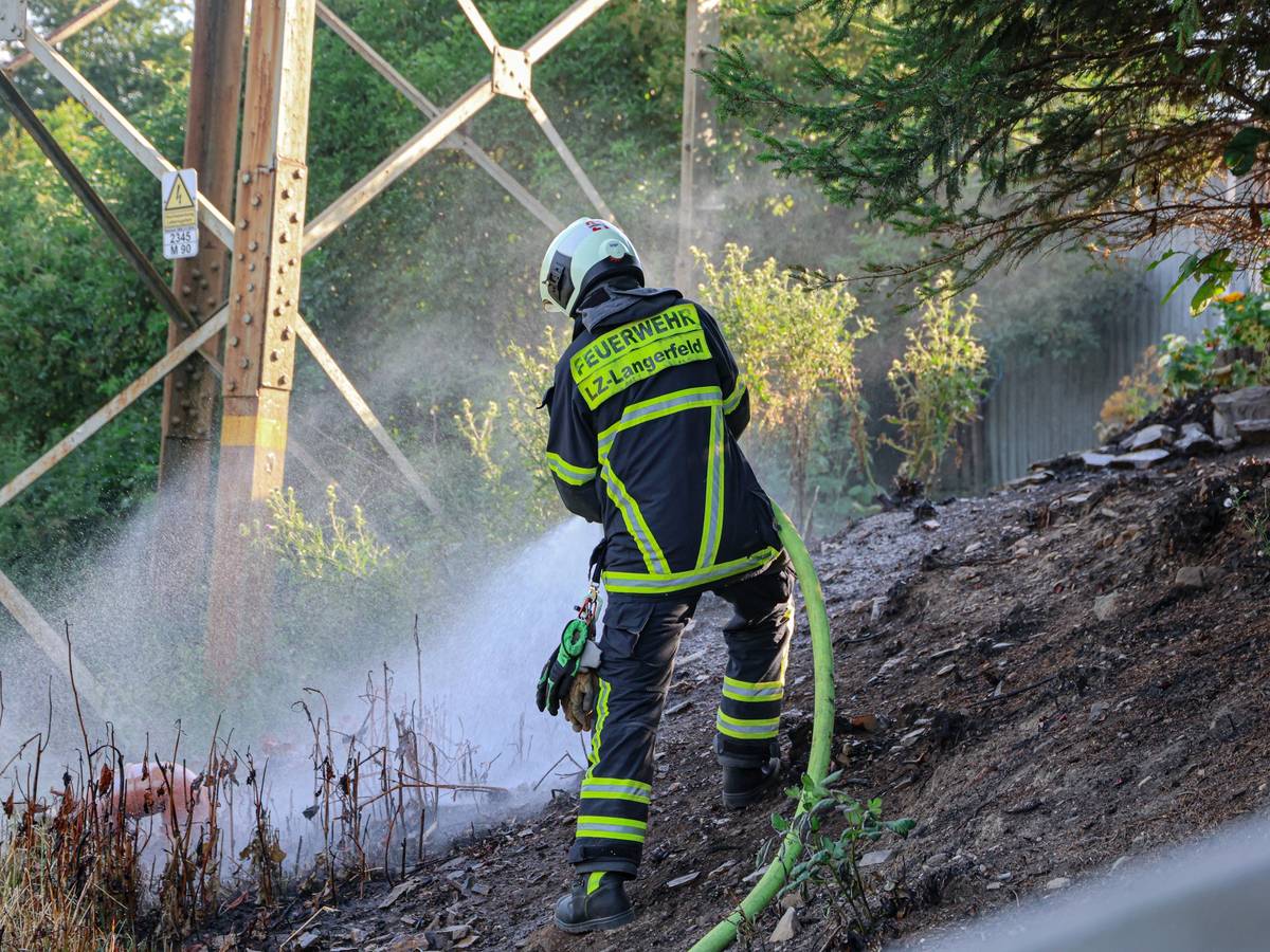Feuerwehr löscht Brand an Böschung