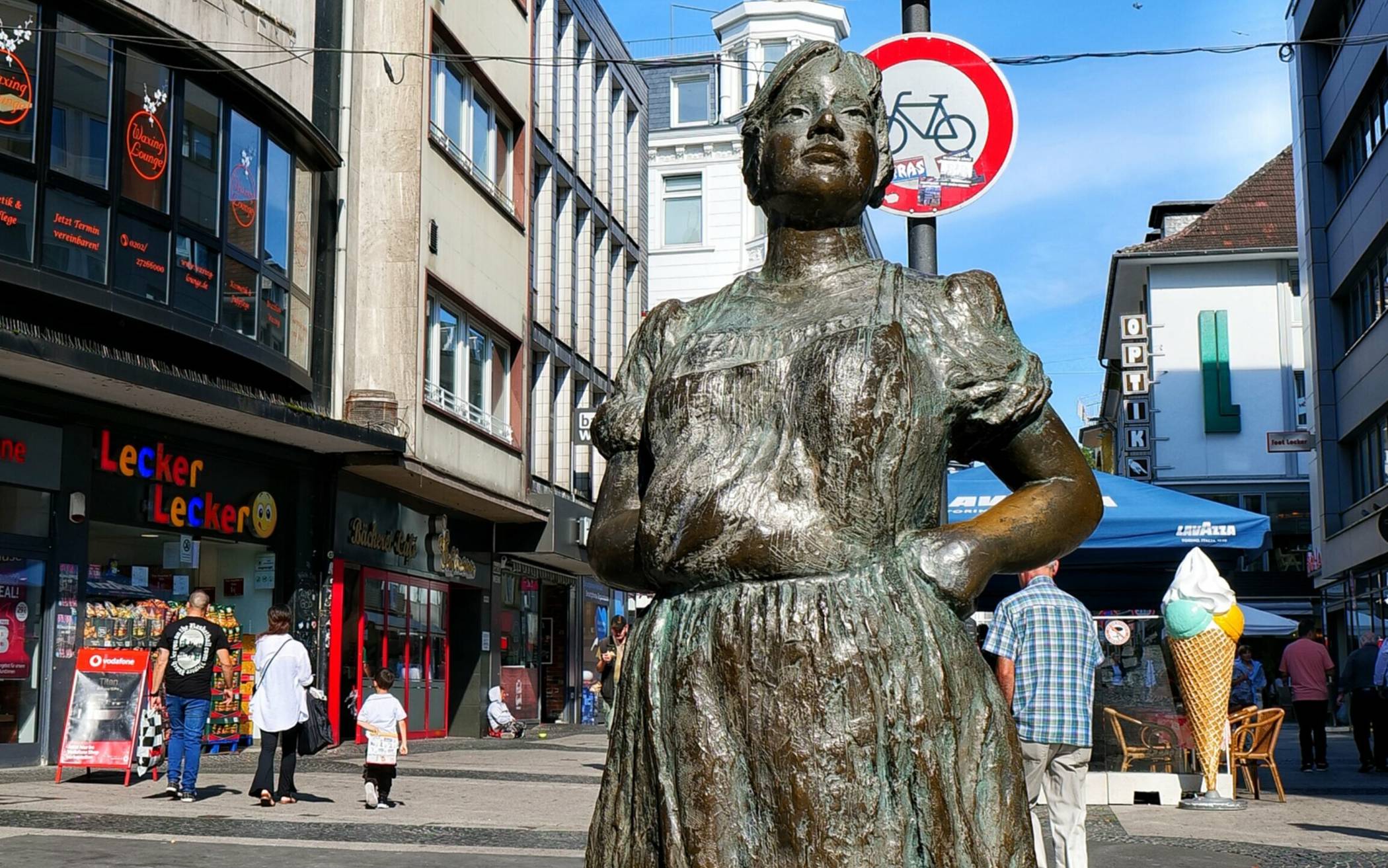  Sie kommt zurück in die Elberfelder City. 